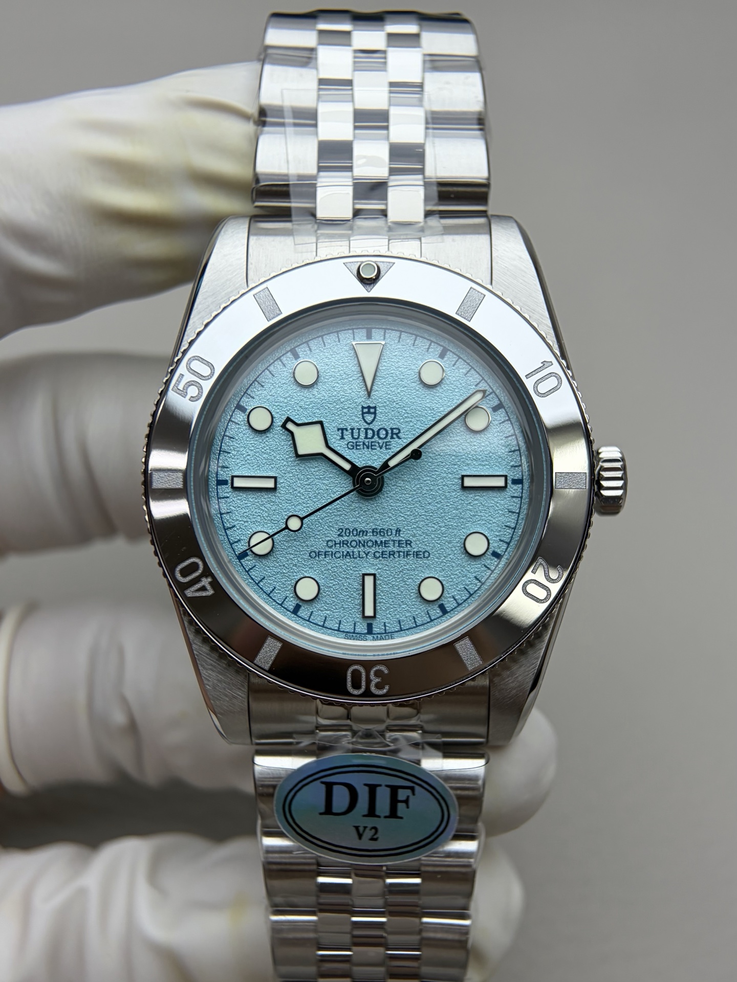 NO:850095,Five Baht Three Zhu DIF V2 upgraded version (no color difference on the dial!) DIF grandly launches the Tudor Black Bay 54 M79000N (Extreme Blue). The 37mm case fits the wrist, is comfortable to wear, and has a delicate texture. The new sandy 'Extreme Blue' dial reflects infinite light through the reflection of light. With the mirror-polished outer ring, the contrast is directly maximized!  The calendar-less design simplifies the complexity and returns to the pure reading experience. DIF craftsmanship spirit. The entire watch is equipped with finely ground guide corners and no handles. It pays attention to details and has incomparable quality. It is equipped with a Dandong customized first-speed movement. The daily error is only 3-5 seconds and almost 0 anti-repair. Super stable!  The straps are all CNC whole-body molded and brushed straps, not assembled by small factories!  Equipped with a Tudor 'T-fit' clasp, slide rail for fine adjustment, super Swiss luminous scale, hydraulic three-dimensional font on the disk, DIF is full of sincerity, welcome all watch friends to taste it!  ,19860909五铢 三朱 DIF V2升级版（盘面无色差！） DIF隆重推出帝舵碧湾54型M79000N（极境蓝） 37mm表壳贴合手腕,佩戴舒适,质感细腻, 全新的砂质“极境蓝”表盘经过光线的反射折射出无限光芒,搭配上镜面抛光的外圈,对比度直接拉满！ 无日历设计化繁为简,回归纯粹读时体验, DIF匠工精神 整表配备导角精磨不拉手 注重细节 质感无敌 搭载丹东定制一档机芯 日误差仅3-5秒几乎0反修 超稳定！ 表带均为CNC通体成型拉丝工艺表带 非小厂组装片！ 配备帝舵表“T-fit”表扣 可滑轨微调 超强瑞士夜光刻度 盘面字体油压立体 DIF诚意满满,欢迎广大表友品鉴！,,Watch