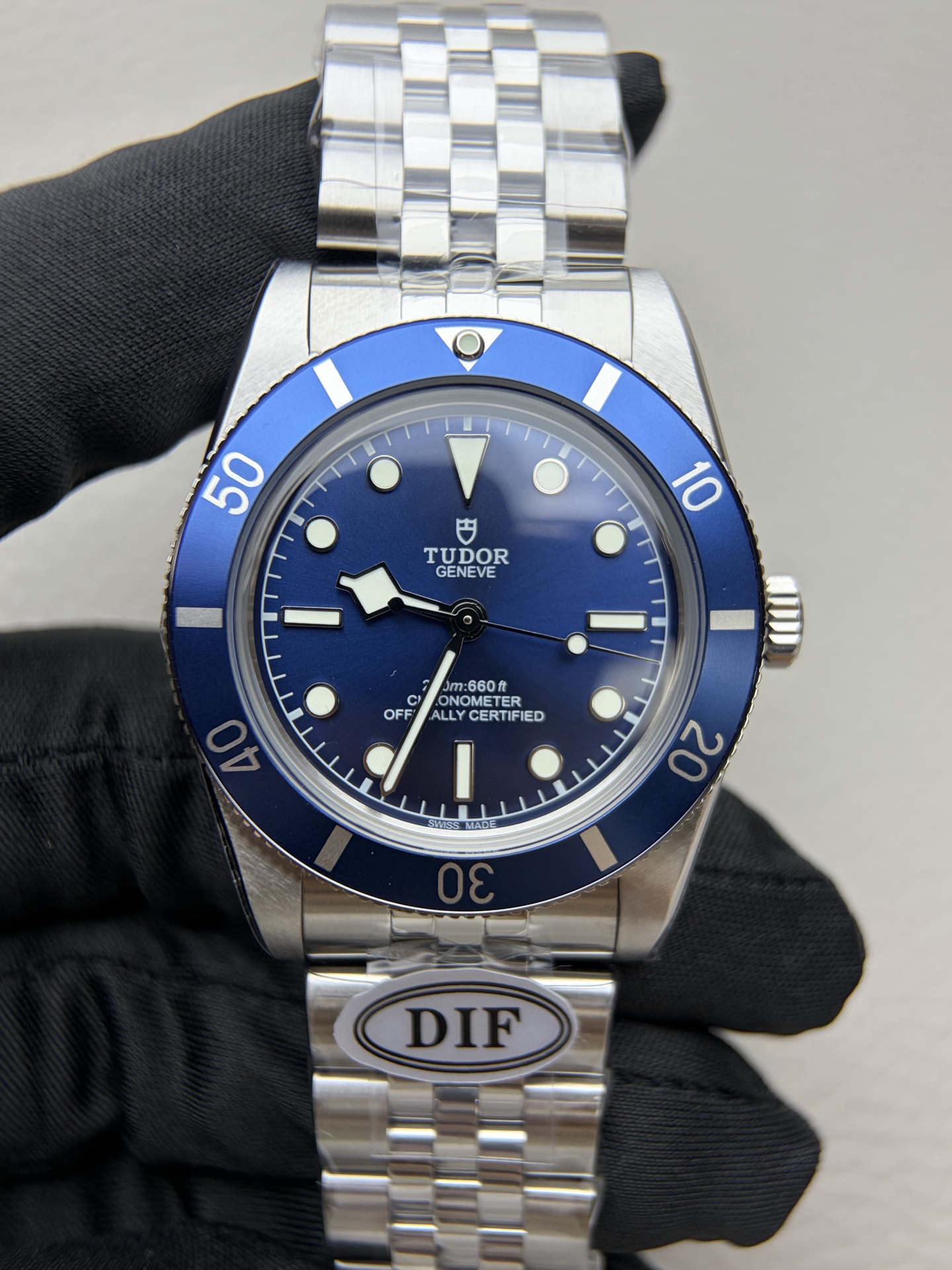 NO:943172,Three Zhu Five Baht DIF New Biwan Type 54  Brand new blue color, 37mm is suitable for men and women to wear. Exclusive Tudor blue dial, refreshing and durable, equipped with Dandong first-grade 2824 movement, 30 meters waterproof and practical. 37mmx11.2mm is undoubtedly a nearly perfect balanced size and complexity among diving watches.  The ancient style and reliable movement are matched with a blue dial, breaking away from the traditional black dial style, with outstanding appearance, taking into account both daily commuting and leisure occasions. It is a high-quality choice with excellent style and cost-effectiveness. The matte blue aluminum bezel is matched with the same color dial, the tone is warm and durable, and full of retro charm.19860909三朱 五铢 DIF 新款碧湾54型 全新蓝配色,37mm男女佩戴协调.专属帝舵蓝放色盘面,清爽耐看,搭载丹东一档2824机芯,米防水兼顾实用.37mmx11.2mm无疑是潜水表里近乎完美的均衡尺寸、复古造型与可靠机芯蓝盘配色,跳出传统黑盘风格,颜值出众,兼顾日常通勤与休闲场合,是格调与性价比俱优的优质选择.哑光蓝色铝制表圈搭配同色表盘,色调温润耐看,复古韵味十足,,Watch
