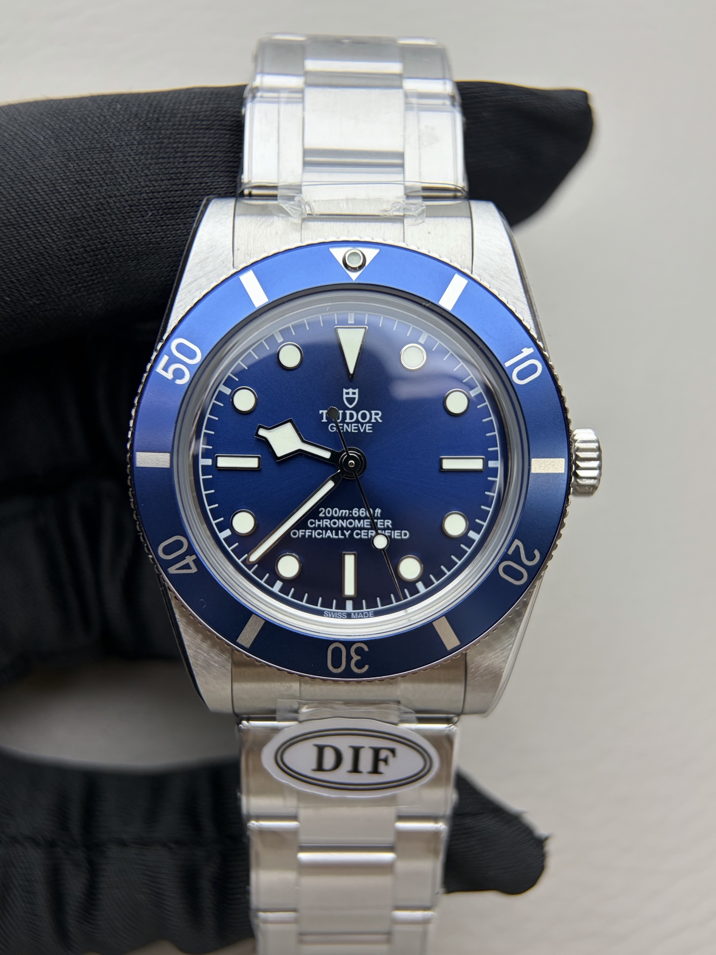 NO:943131,DIF new model Biwan 54  Brand new blue color, 37mm is suitable for men and women to wear. Exclusive Tudor blue dial, refreshing and durable, equipped with Dandong first-grade 2824 movement, 30 meters waterproof and practical. 37mmx11.2mm is undoubtedly a nearly perfect balanced size and complexity among diving watches.  The ancient style and reliable movement are matched with a blue dial, breaking away from the traditional black dial style, with outstanding appearance, taking into account both daily commuting and leisure occasions. It is a high-quality choice with excellent style and cost-effectiveness. The matte blue aluminum bezel is matched with the same color dial, the tone is warm and durable, and full of retro charm.19860909DIF 新款碧湾54型 全新蓝配色,37mm男女佩戴协调.专属帝舵蓝放色盘面,清爽耐看,搭载丹东一档2824机芯,米防水兼顾实用.37mmx11.2mm无疑是潜水表里近乎完美的均衡尺寸、复古造型与可靠机芯蓝盘配色,跳出传统黑盘风格,颜值出众,兼顾日常通勤与休闲场合,是格调与性价比俱优的优质选择.哑光蓝色铝制表圈搭配同色表盘,色调温润耐看,复古韵味十足,,Watch