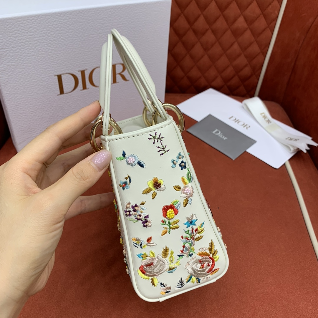 디올 자수 꽃무늬 비즈 장식 가방 상세 이미지 4