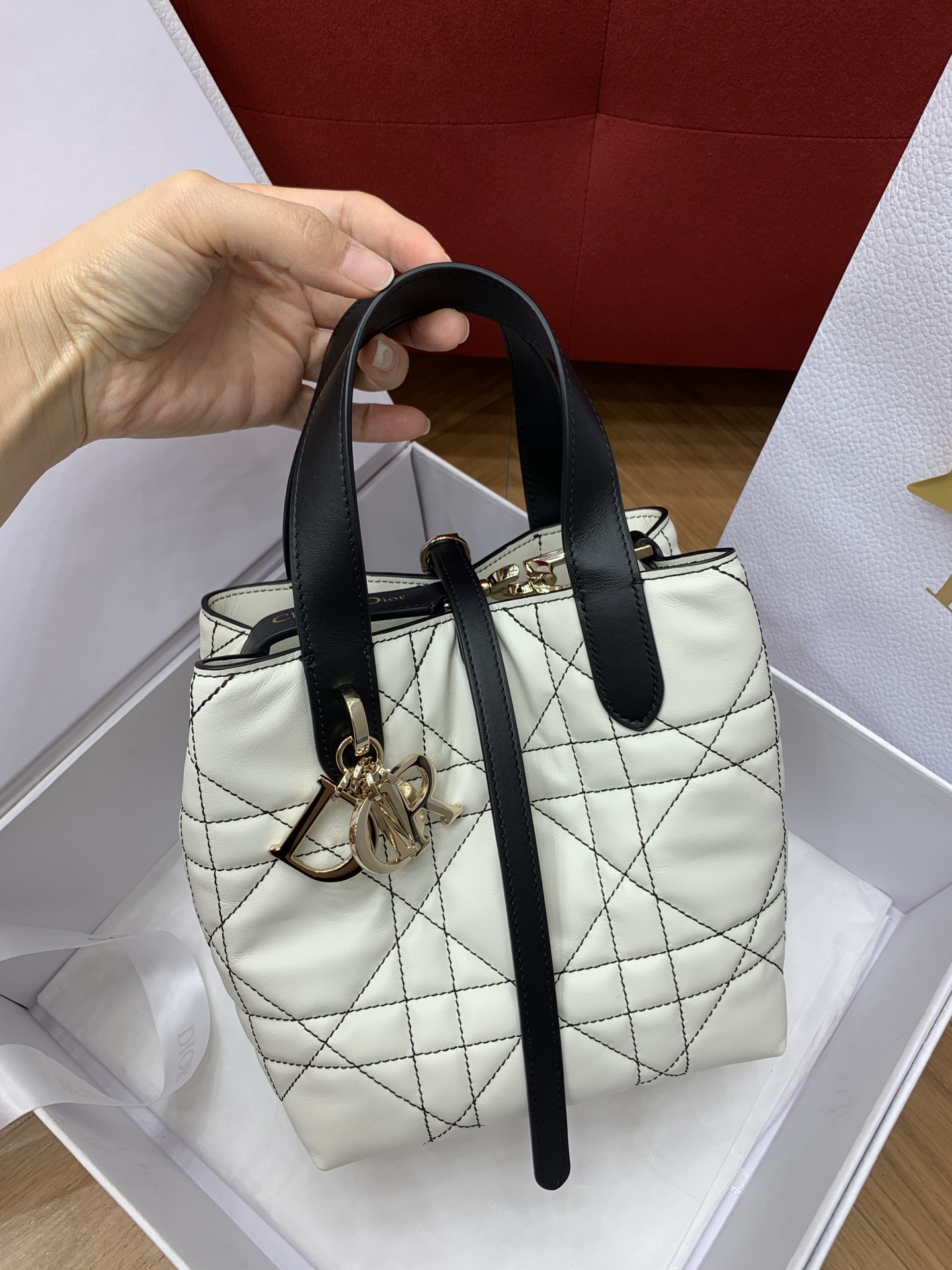 디올 투쥬르 세로형 소가죽 핸드백 상세 이미지 3