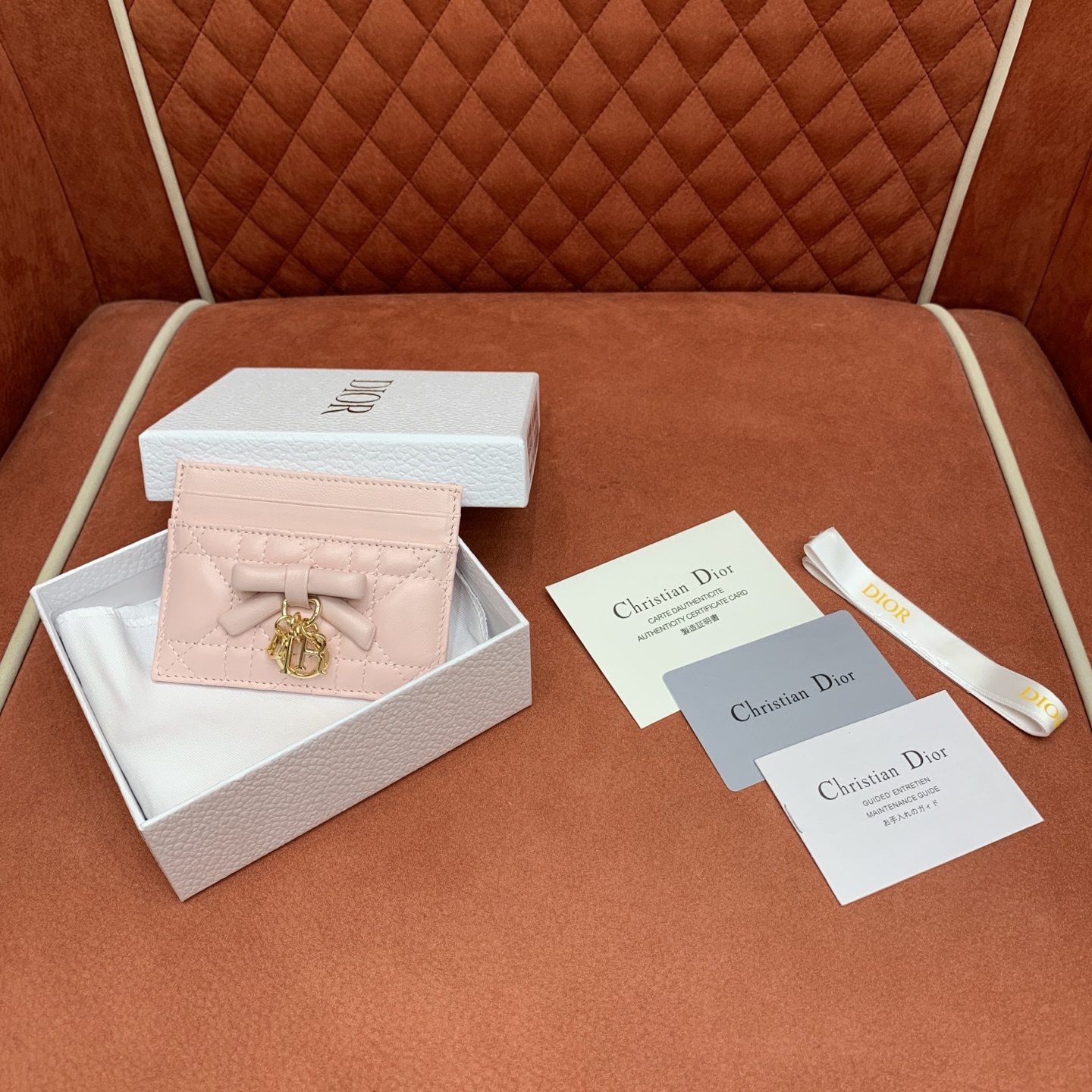 디올 리본 메탈 잠금 램스킨 카드홀더 지갑 142569