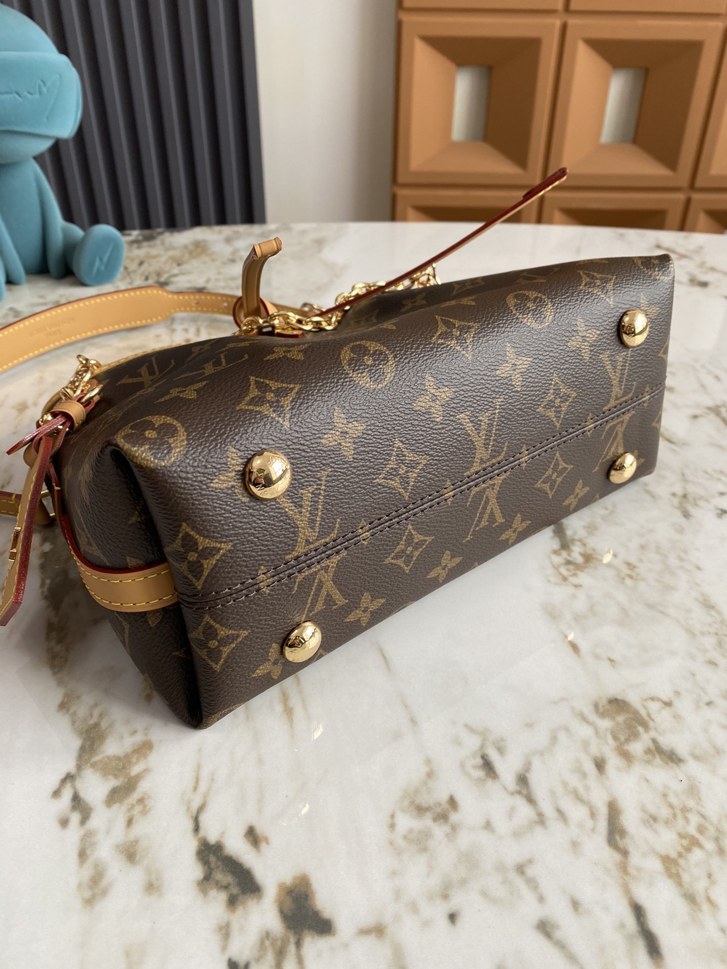 P600💰 《独家背景 动态芯片 顶级原单》M13014 本款 CarryAll BB  
手袋取材 Monogram 帆布，为耀目链条点缀 Monogram 花卉，以潮流之姿点亮昼夜场合。皮革名牌与系带开合相得益彰，拉链内袋方便日常取用信用卡。
17 x 10 x 26 厘米
(高 x 宽 x 长度)