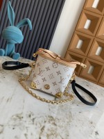 LV LOUIS VUITTON 💰 Fondo exclusivo de chip dinámico TOP Lista original M82885 Flor amarilla 83227 Color blanco Mini Bucket Bag Shaomai Bao Series ZJS JH Jh Online solo bolso M82885 Flor amarilla (bolsa de salsa) Moderno y exquisito Noelper presentado con material de lienzo inverso de monograma. El diseñador Nikola Jeskill produció proyectos especialmente para conmemorar el desfile de moda celebrado en Corea del Sur. Es un diseño compacto que recuerda a la "bolsa de fortuna" de bolsillo tradicional coreano que simboliza la bendición. Los anillos del VI y las esquinas de metal inspiradas en el tronco tienen la sensibilidad inherente de la casa. Bolsa de lujo adecuada para el estilo diario y la ropa de noche. Como edición limitada, los productos solo se pueden comprar en línea ahora. 11.5 x 11.5 x 11.5 cm. 1 LV LOUIS VUITTON 💰 Fondo exclusivo de chip dinámico TOP Lista original M82885 Flor amarilla 83227 Color blanco Mini Bucket Bag Shaomai Bao Series ZJS JH Jh Online solo bolso M82885 Flor amarilla (bolsa de salsa) Moderno y exquisito Noelper presentado con material de lienzo inverso de monograma. El diseñador Nikola Jeskill produció proyectos especialmente para conmemorar el desfile de moda celebrado en Corea del Sur. Es un diseño compacto que recuerda a la «bolsa de fortuna» de bolsillo tradicional coreano que simboliza la bendición. Los anillos del VI y las esquinas de metal inspiradas en el tronco tienen la sensibilidad inherente de la casa. Bolsa de lujo adecuada para el estilo diario y la ropa de noche. Como edición limitada, los productos solo se pueden comprar en línea ahora. 11.5 x 11.5 x 11.5 cm.