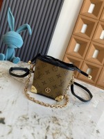 LV LOUIS VUITTON 💰《 Fondo exclusivo de chip dinámico TOP Lista original》 M82885 Flor amarilla 83227 Color blanco Mini Bucket Bag Shaomai Bao Series ZJS JH en línea solo Bag M82885 Flor amarilla (bolsa de salsa) Moderno y exquisito Noelper presentado con material de lienzo reverso de monograma. El diseñador Nikola Jeskill produció especialmente proyectos para conmemorar el desfile de moda celebrado en Corea del Sur. Es un diseño compacto que recuerda a la "bolsa de fortuna" de bolsillo tradicional coreano que simboliza la bendición. Los anillos del VI y las esquinas de metal inspiradas en el tronco tienen la sensibilidad inherente de la casa. Bolsa de lujo adecuada para el estilo diario y la ropa de noche. Como edición limitada, los productos solo se pueden comprar en línea ahora. 11.5 x 11.5 x 11.5 cm. 1 LV LOUIS VUITTON 💰《 Fondo exclusivo de chip dinámico TOP Lista original》 M82885 Flor amarilla 83227 Color blanco Mini Bucket Bag Shaomai Bao Series ZJS JH en línea solo Bag M82885 Flor amarilla (bolsa de salsa) Moderno y exquisito Noelper presentado con material de lienzo reverso de monograma. El diseñador Nikola Jeskill produció especialmente proyectos para conmemorar el desfile de moda celebrado en Corea del Sur. Es un diseño compacto que recuerda a la «bolsa de fortuna» de bolsillo tradicional coreano que simboliza la bendición. Los anillos del VI y las esquinas de metal inspiradas en el tronco tienen la sensibilidad inherente de la casa. Bolsa de lujo adecuada para el estilo diario y la ropa de noche. Como edición limitada, los productos solo se pueden comprar en línea ahora. 11.5 x 11.5 x 11.5 cm.