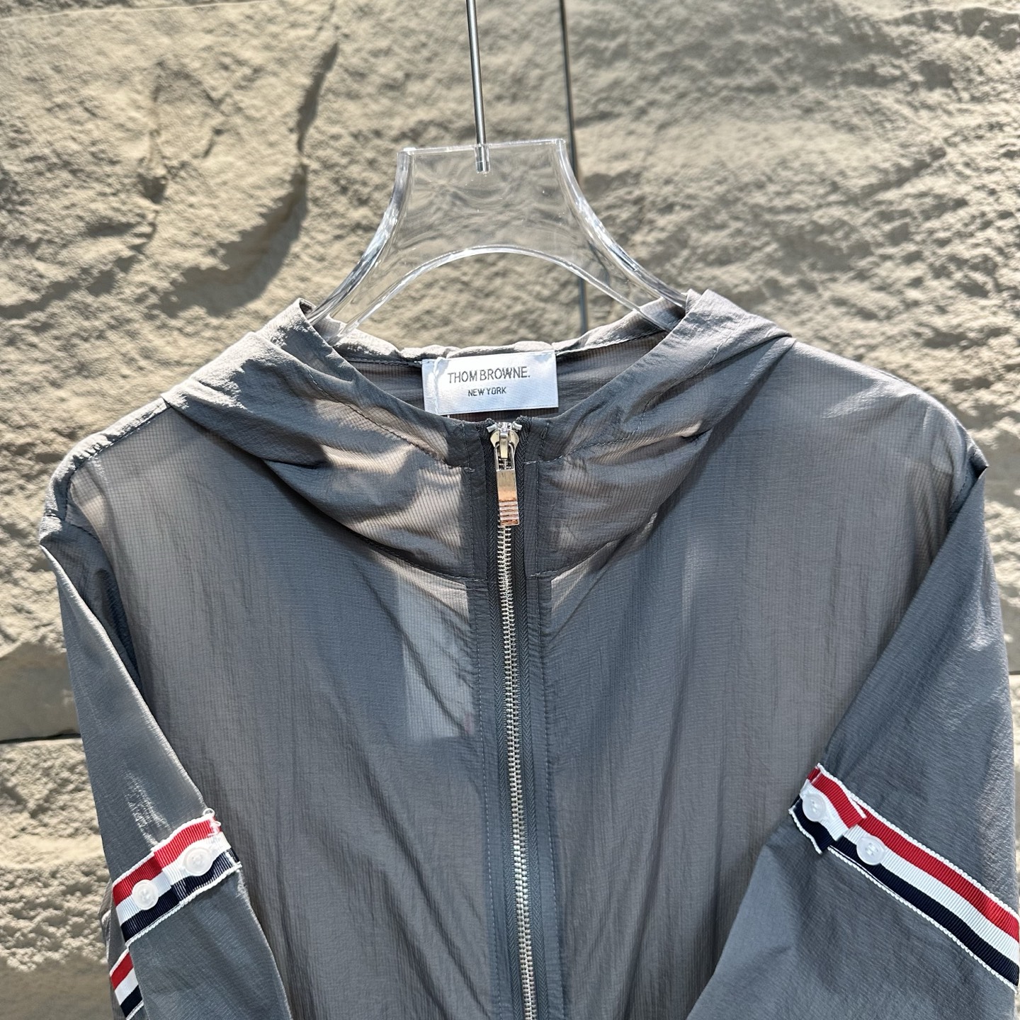Chaqueta Cortavientos Ligera Thom Browne con Capucha y Protección UV para Verano 13 i1743694388793 1722 0 11