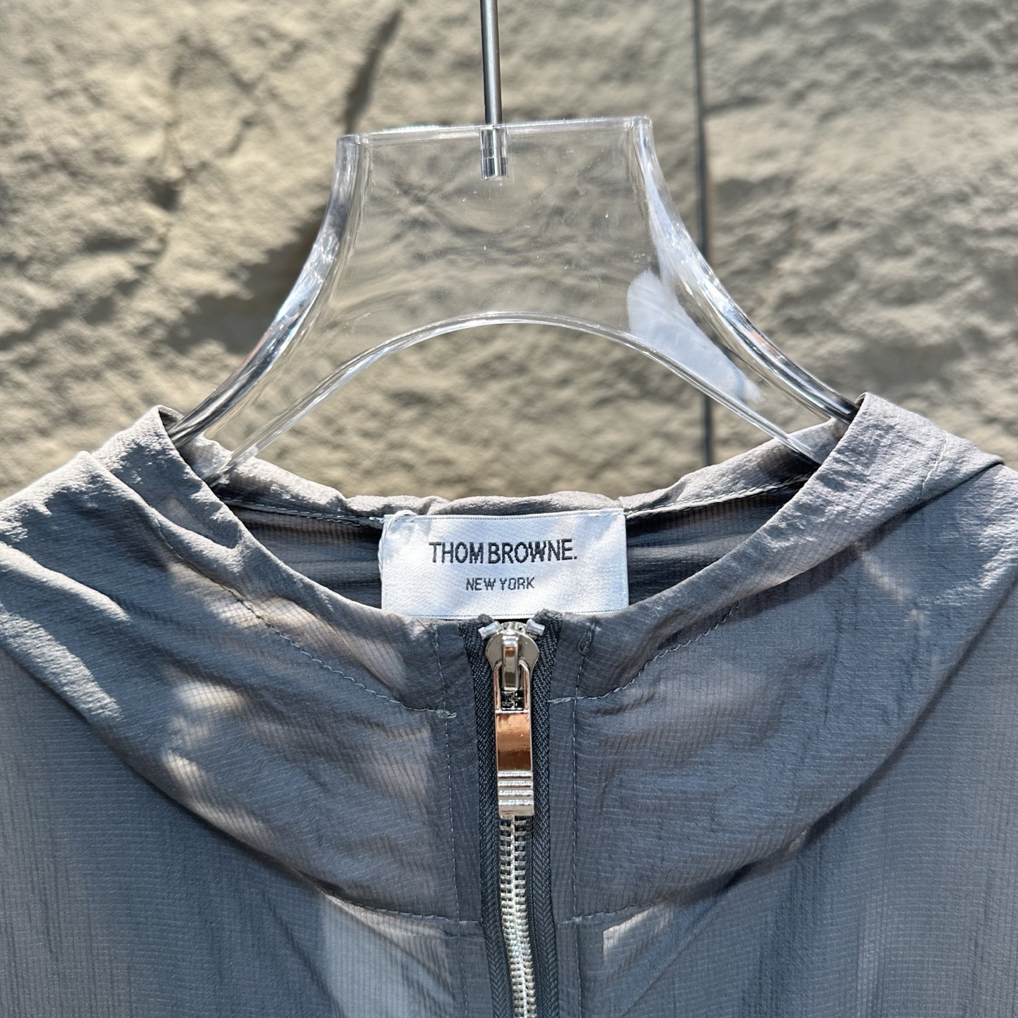 Chaqueta Cortavientos Ligera Thom Browne con Capucha y Protección UV para Verano 11 i1743694408628 8575 0 9