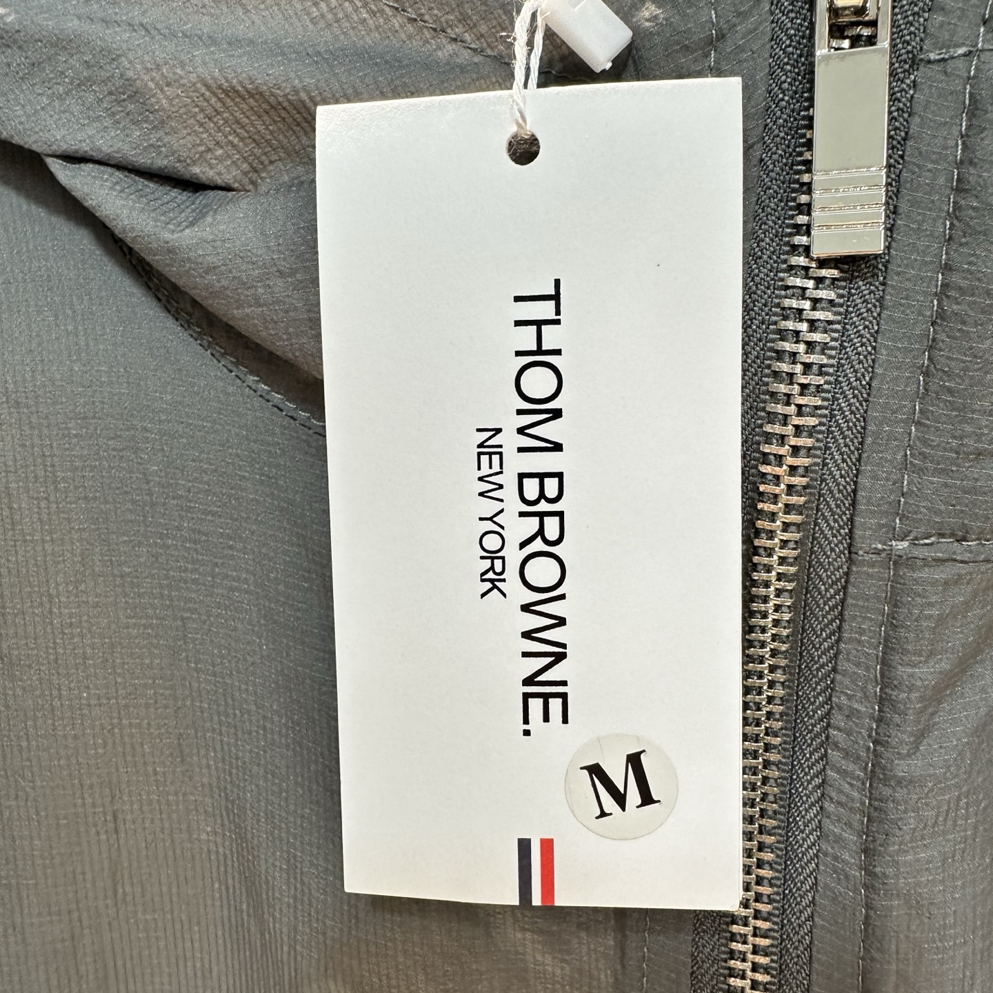 Chaqueta Cortavientos Ligera Thom Browne con Capucha y Protección UV para Verano 12 i1743694408646 771 0 10
