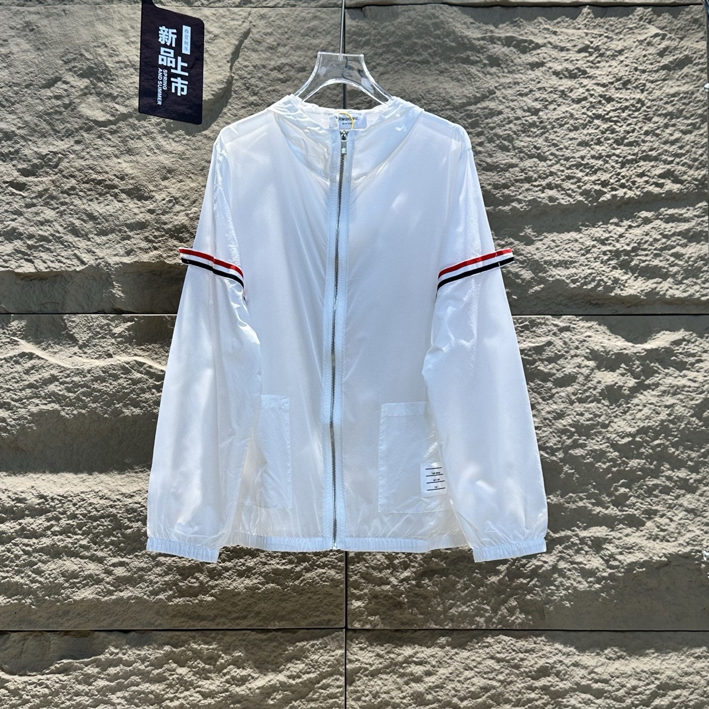 Chaqueta Cortavientos Ligera Thom Browne con Capucha y Protección UV para Verano 7 i1743694408771 8317 0 5