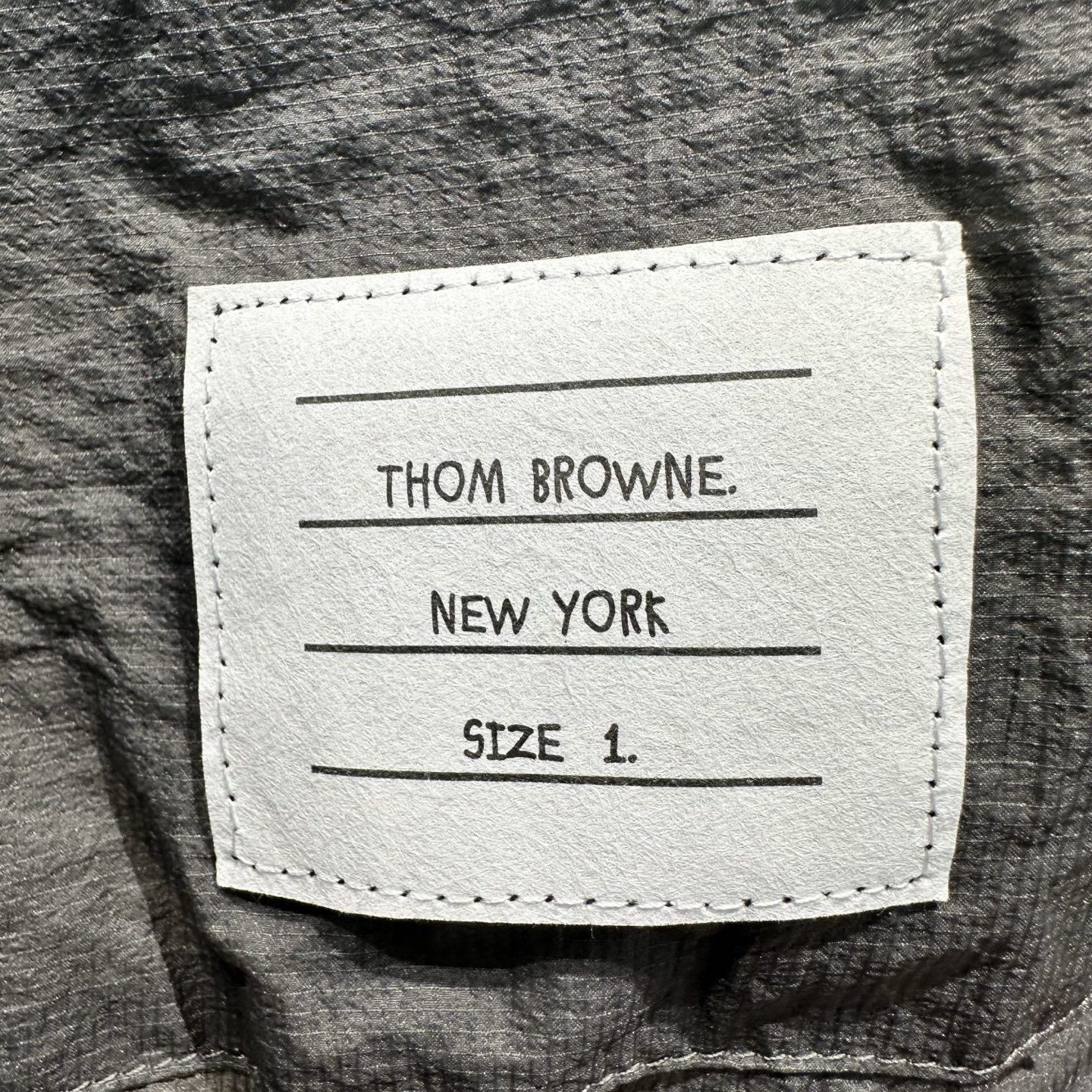 Chaqueta Cortavientos Ligera Thom Browne con Capucha y Protección UV para Verano 14 i1743694408774 9400 0 12