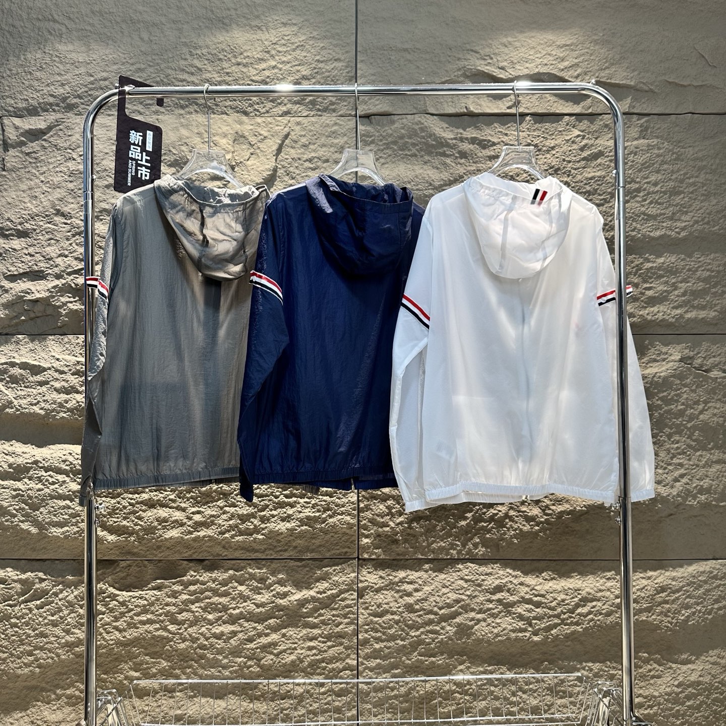 Chaqueta Cortavientos Ligera Thom Browne con Capucha y Protección UV para Verano 3 i1743694408776 1863 0 1