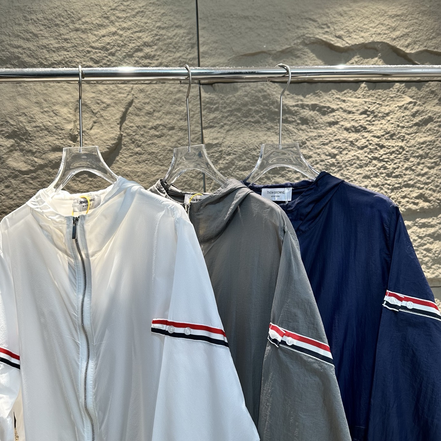 Chaqueta Cortavientos Ligera Thom Browne con Capucha y Protección UV para Verano 8 i1743694485170 5431 0 6