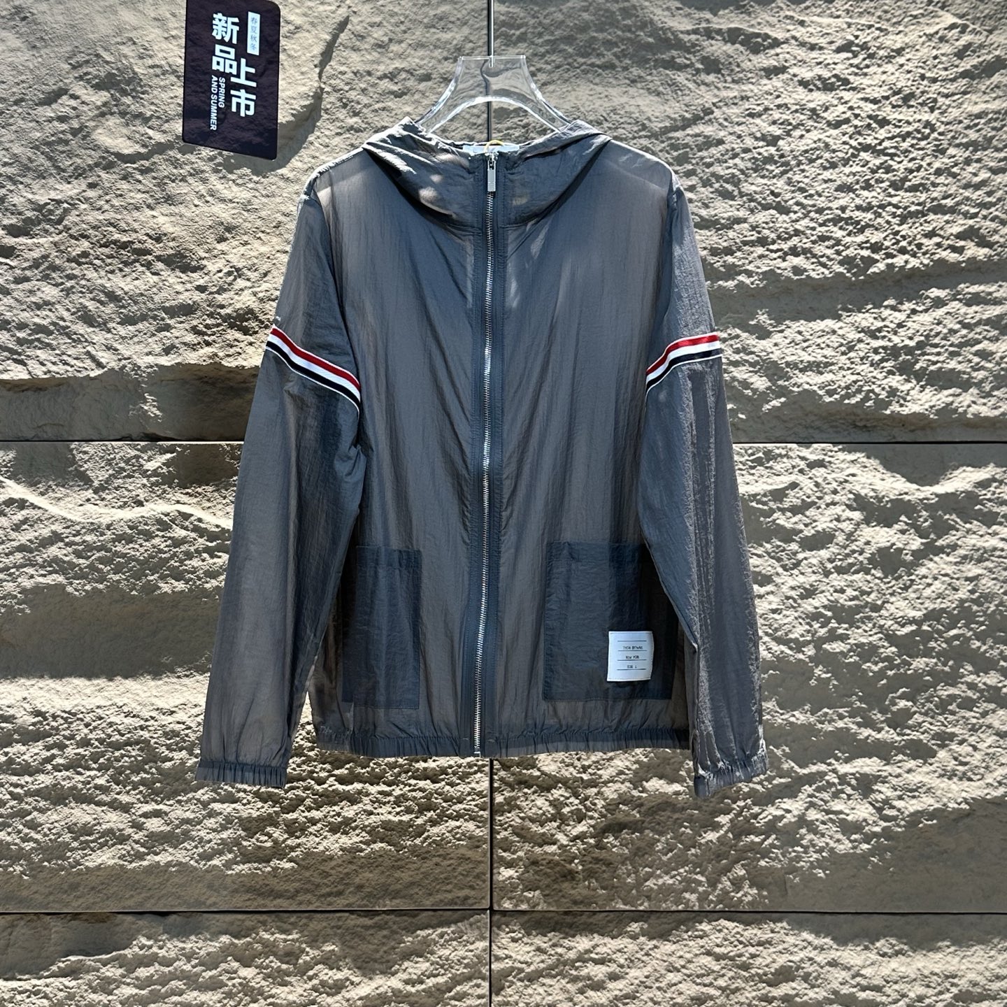 Chaqueta Cortavientos Ligera Thom Browne con Capucha y Protección UV para Verano 4 i1743694485285 5856 0 2