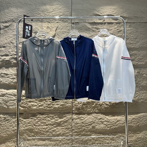 Chaqueta Cortavientos Ligera Thom Browne con Capucha y Protección UV para Verano 19 Chaqueta Cortavientos Ligera Thom Browne con Capucha y Protección UV para Verano