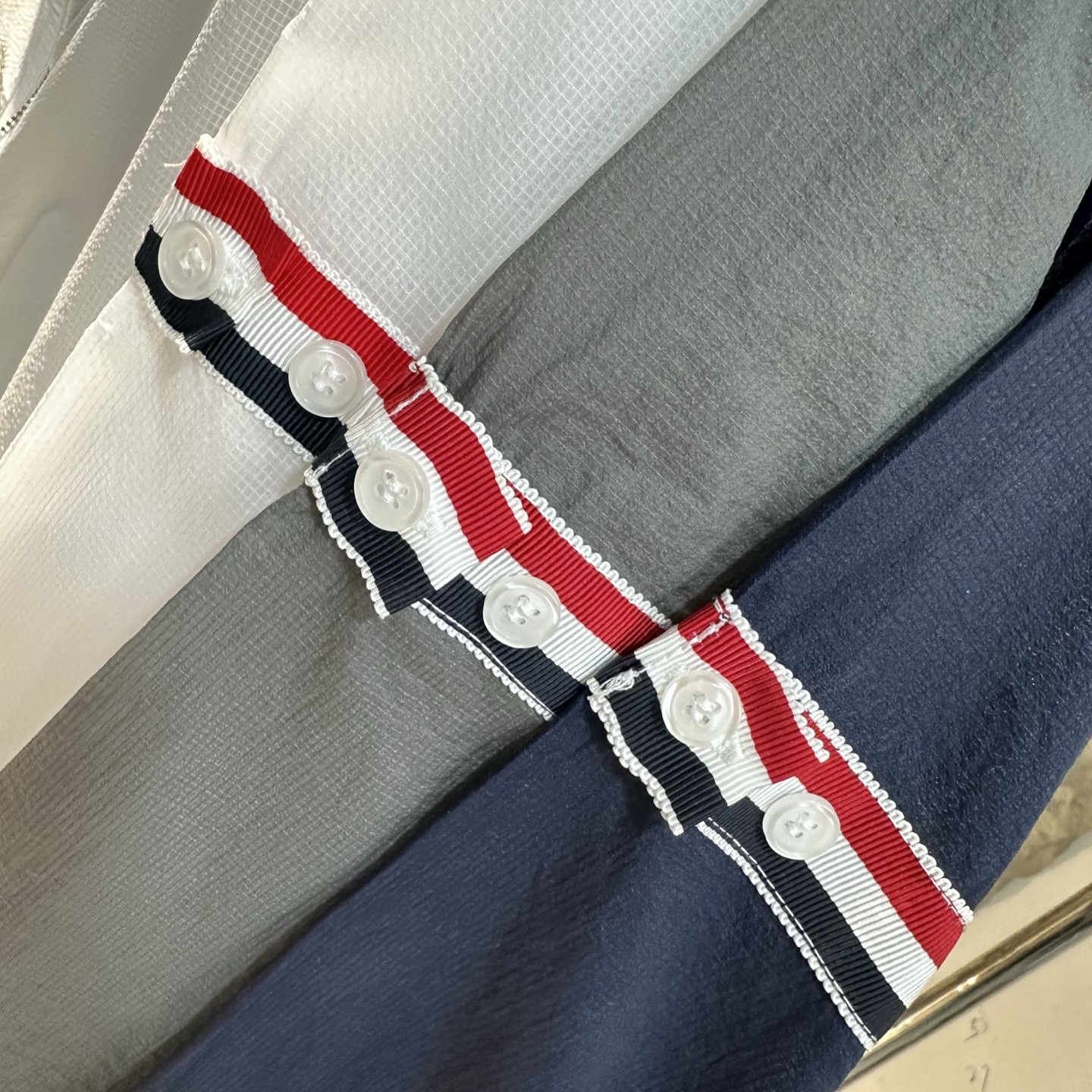 Chaqueta Cortavientos Ligera Thom Browne con Capucha y Protección UV para Verano 10 i1743694512381 5024 0 8