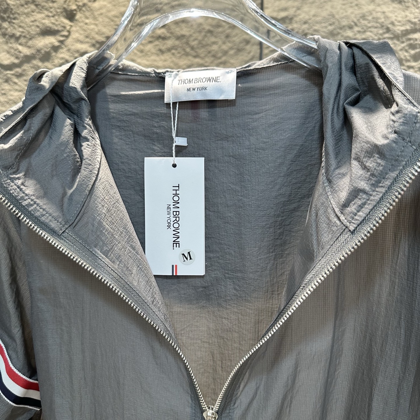Chaqueta Cortavientos Ligera Thom Browne con Capucha y Protección UV para Verano 16 i1743694512423 3556 0 14