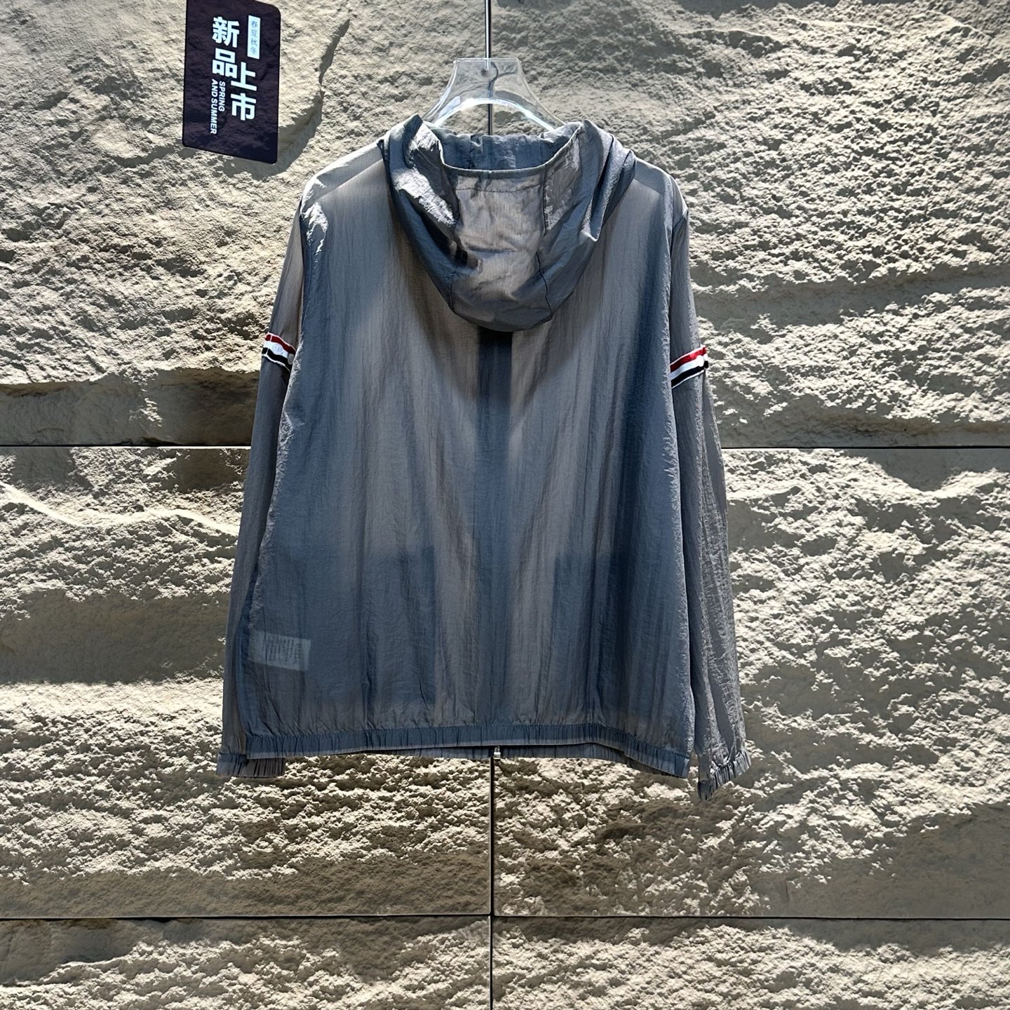 Chaqueta Cortavientos Ligera Thom Browne con Capucha y Protección UV para Verano 5 i1743694512455 8528 0 3