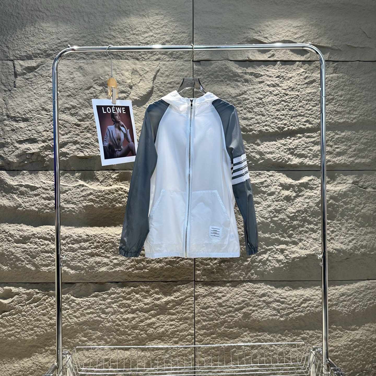 THOMBROWNE Chaqueta Cortavientos Ligera con Capucha y Protección UV para Verano 4 i1744467378448 2226 0 2