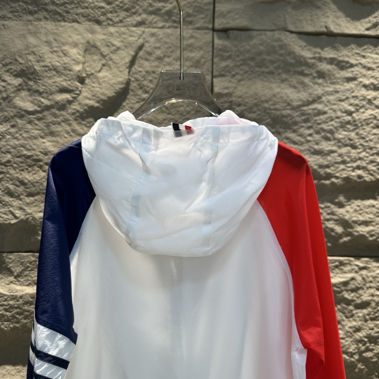 THOMBROWNE Chaqueta Cortavientos Ligera con Capucha y Protección UV para Verano 12 i1744467378448 4021 0 13