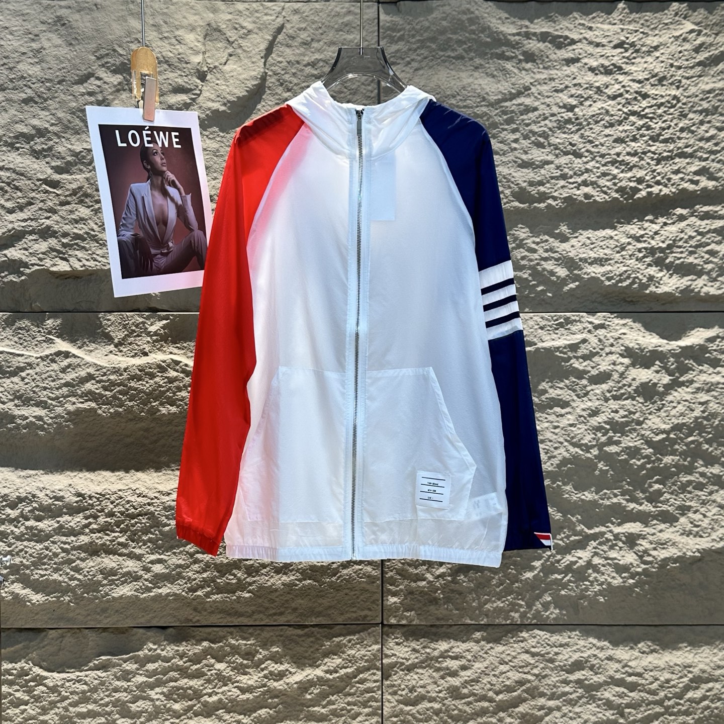 THOMBROWNE Chaqueta Cortavientos Ligera con Capucha y Protección UV para Verano 6 i1744467382975 1901 0 5