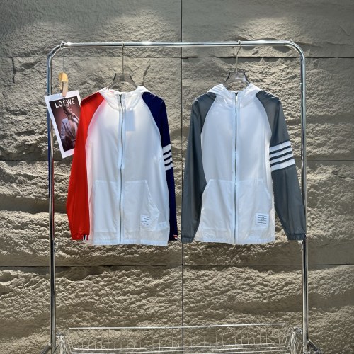 THOMBROWNE Chaqueta Cortavientos Ligera con Capucha y Protección UV para Verano 1 THOMBROWNE Chaqueta Cortavientos Ligera con Capucha y Protección UV para Verano
