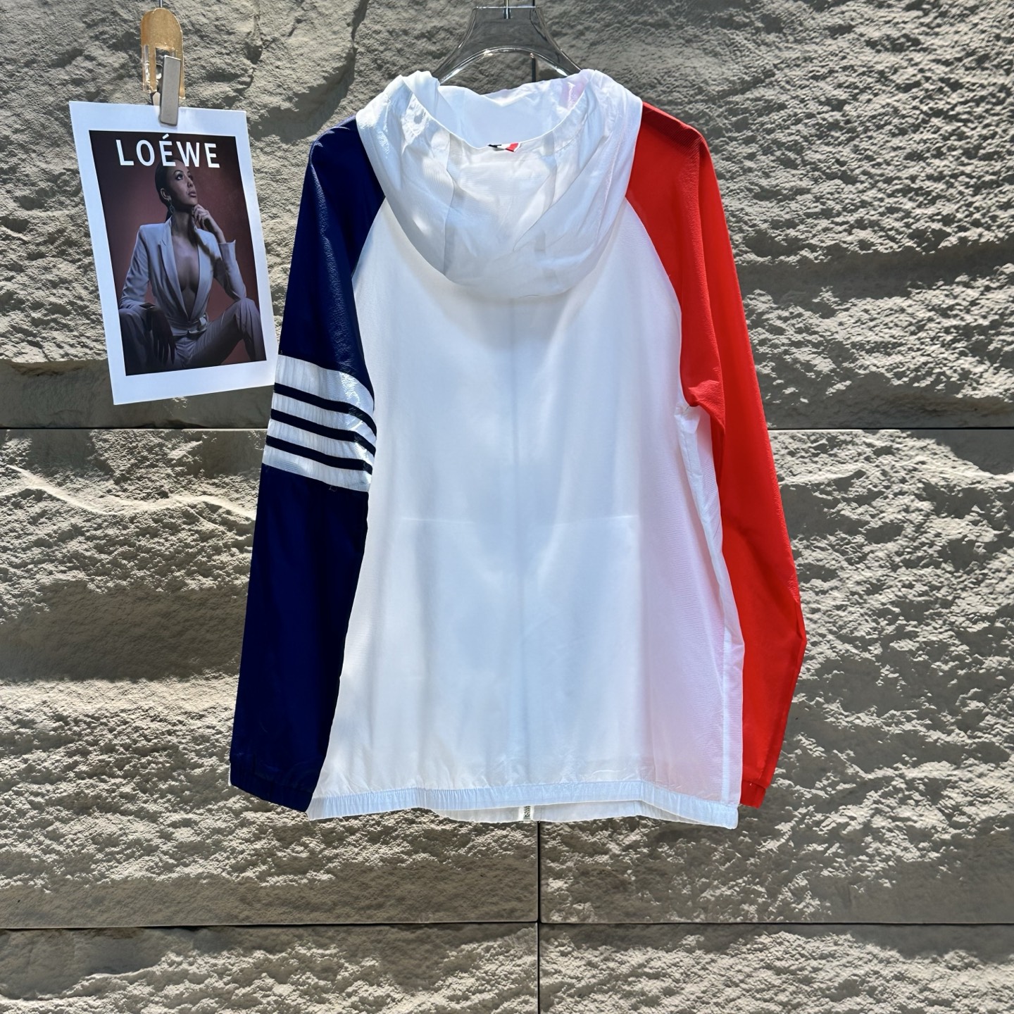 THOMBROWNE Chaqueta Cortavientos Ligera con Capucha y Protección UV para Verano 7 i1744467387668 3293 0 7