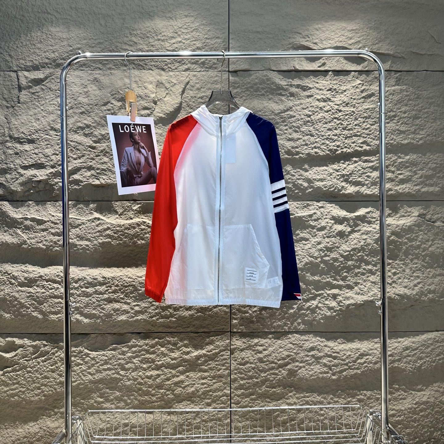 THOMBROWNE Chaqueta Cortavientos Ligera con Capucha y Protección UV para Verano 5 i1744467387693 7119 0 4
