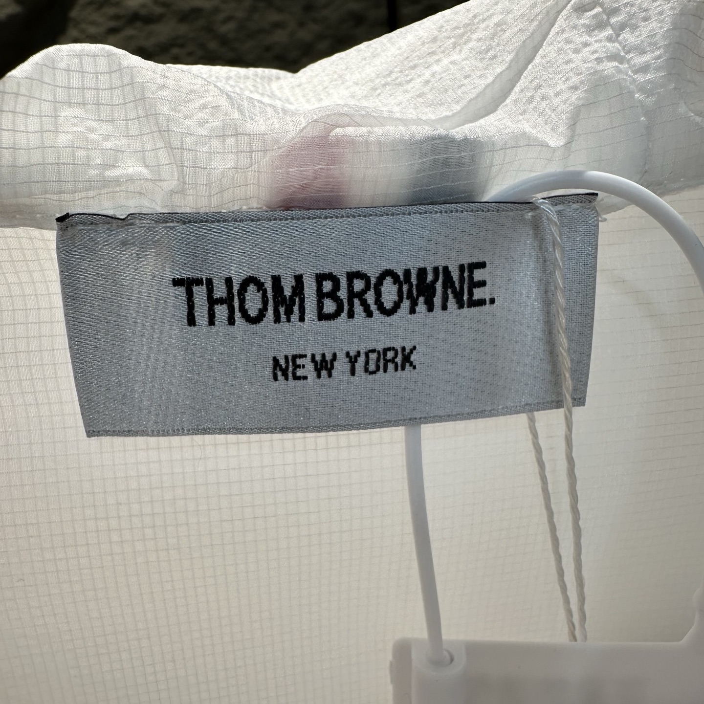 THOMBROWNE Chaqueta Cortavientos Ligera con Capucha y Protección UV para Verano 10 i1744467389721 3004 0 11