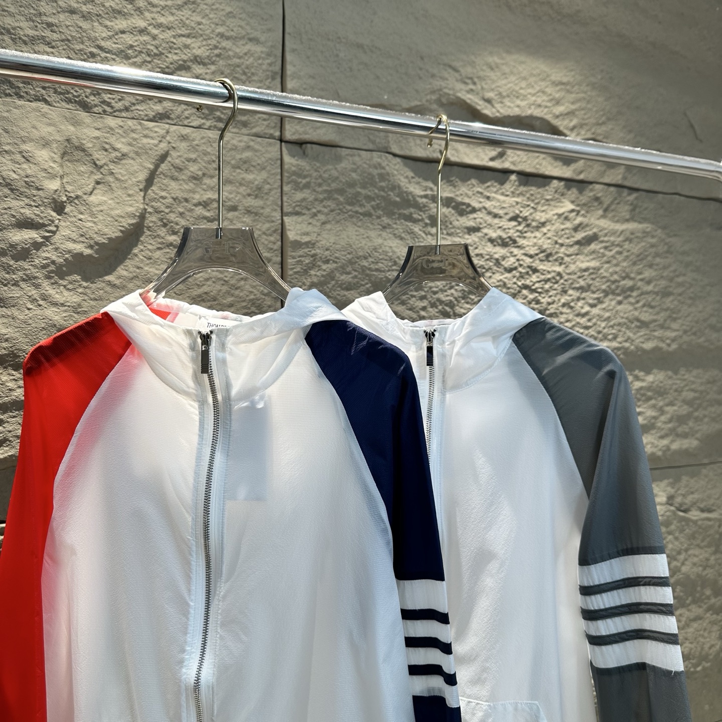 THOMBROWNE Chaqueta Cortavientos Ligera con Capucha y Protección UV para Verano 8 i1744467393087 1586 0 8