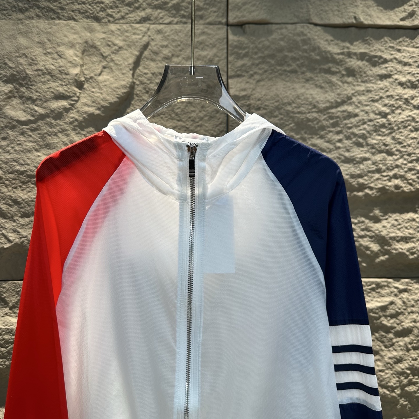 THOMBROWNE Chaqueta Cortavientos Ligera con Capucha y Protección UV para Verano 9 i1744467394760 3492 0 9