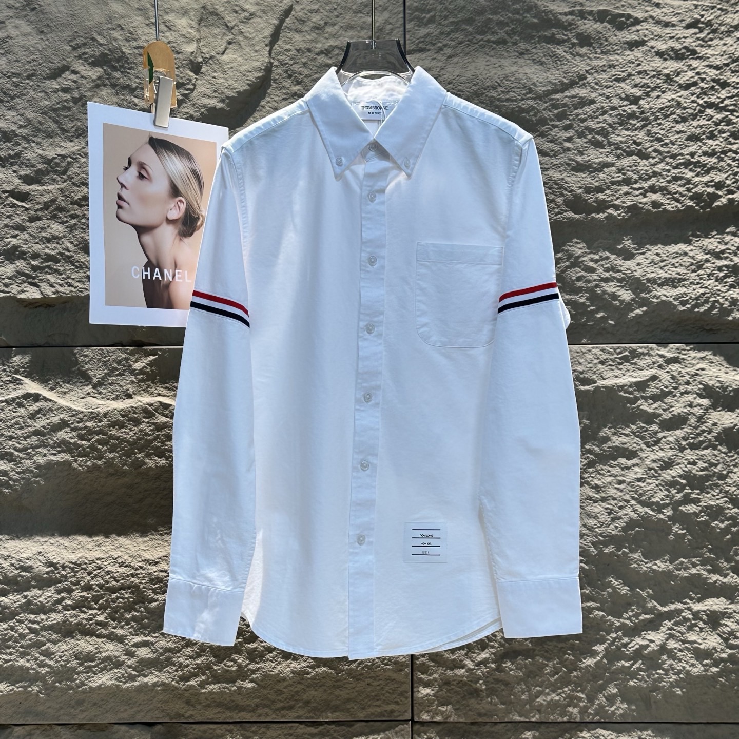 💰120
THOM BROWNE 2025春夏男女舒适时尚百搭长袖衬衫
⭐经典永不过时
一件汤姆布朗的衬衣,品味的象征。简约的设计,精致的剪裁,无论正式场合还是日常穿搭,都能轻松驾驭。经典,就是经得起时间的考验。
⭐简约而不简单
汤姆布朗的衬衣,用极简的设计诠释高级感。干净的线条、舒适的质感,让每一件衬衣都成为衣橱中的艺术品。穿上它,展现你的独特气质与优雅风范。
百搭神器,轻松驾驭各种场合
无论是商务会议还是休闲聚会,汤姆布朗的衬衣都能轻松应对。搭配西装裤,干练利落;搭配牛仔裤,随性洒脱。一件衬衣,多种风格,随心切换。
⭐品质生活
汤姆布朗的衬衣,不仅是一件衣服,更是一种生活态度。选择它,就是选择了一种精致、优雅的生活方式。
⭐低调的奢华,穿出高级感
汤姆布朗的衬衣,没有浮夸的设计,却处处透露着高级感。经典的剪裁、优质的面料,让每一件衬衣都成为你衣橱中的亮点。低调的奢华,才是真正的品味。
尺码:1-6码
颜色:白色 黑色 蓝色 灰条纹 蓝条纹
