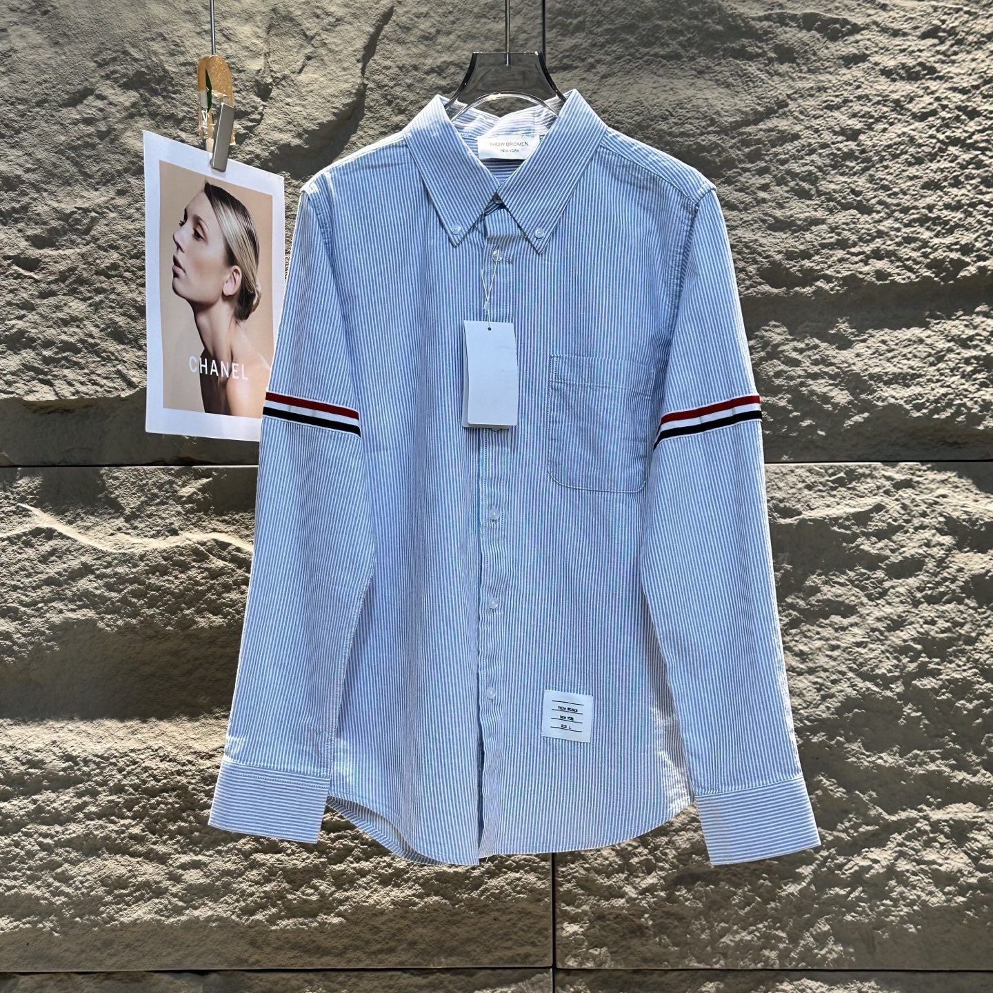 💰120
THOM BROWNE 2025春夏男女舒适时尚百搭长袖衬衫
⭐经典永不过时
一件汤姆布朗的衬衣,品味的象征。简约的设计,精致的剪裁,无论正式场合还是日常穿搭,都能轻松驾驭。经典,就是经得起时间的考验。
⭐简约而不简单
汤姆布朗的衬衣,用极简的设计诠释高级感。干净的线条、舒适的质感,让每一件衬衣都成为衣橱中的艺术品。穿上它,展现你的独特气质与优雅风范。
百搭神器,轻松驾驭各种场合
无论是商务会议还是休闲聚会,汤姆布朗的衬衣都能轻松应对。搭配西装裤,干练利落;搭配牛仔裤,随性洒脱。一件衬衣,多种风格,随心切换。
⭐品质生活
汤姆布朗的衬衣,不仅是一件衣服,更是一种生活态度。选择它,就是选择了一种精致、优雅的生活方式。
⭐低调的奢华,穿出高级感
汤姆布朗的衬衣,没有浮夸的设计,却处处透露着高级感。经典的剪裁、优质的面料,让每一件衬衣都成为你衣橱中的亮点。低调的奢华,才是真正的品味。
尺码:1-6码
颜色:白色 黑色 蓝色 灰条纹 蓝条纹