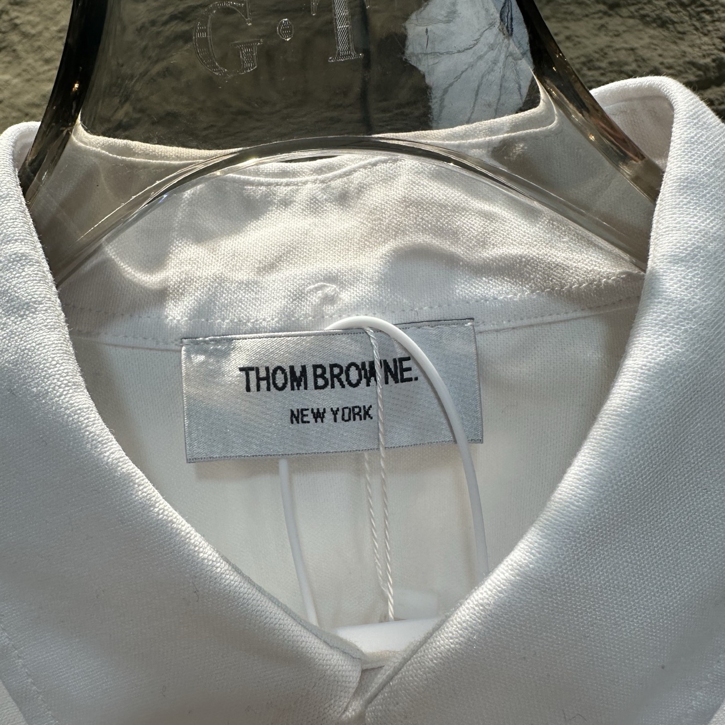 💰120
THOM BROWNE 2025春夏男女舒适时尚百搭长袖衬衫
⭐经典永不过时
一件汤姆布朗的衬衣,品味的象征。简约的设计,精致的剪裁,无论正式场合还是日常穿搭,都能轻松驾驭。经典,就是经得起时间的考验。
⭐简约而不简单
汤姆布朗的衬衣,用极简的设计诠释高级感。干净的线条、舒适的质感,让每一件衬衣都成为衣橱中的艺术品。穿上它,展现你的独特气质与优雅风范。
百搭神器,轻松驾驭各种场合
无论是商务会议还是休闲聚会,汤姆布朗的衬衣都能轻松应对。搭配西装裤,干练利落;搭配牛仔裤,随性洒脱。一件衬衣,多种风格,随心切换。
⭐品质生活
汤姆布朗的衬衣,不仅是一件衣服,更是一种生活态度。选择它,就是选择了一种精致、优雅的生活方式。
⭐低调的奢华,穿出高级感
汤姆布朗的衬衣,没有浮夸的设计,却处处透露着高级感。经典的剪裁、优质的面料,让每一件衬衣都成为你衣橱中的亮点。低调的奢华,才是真正的品味。
尺码:1-6码
颜色:白色 黑色 蓝色 灰条纹 蓝条纹
