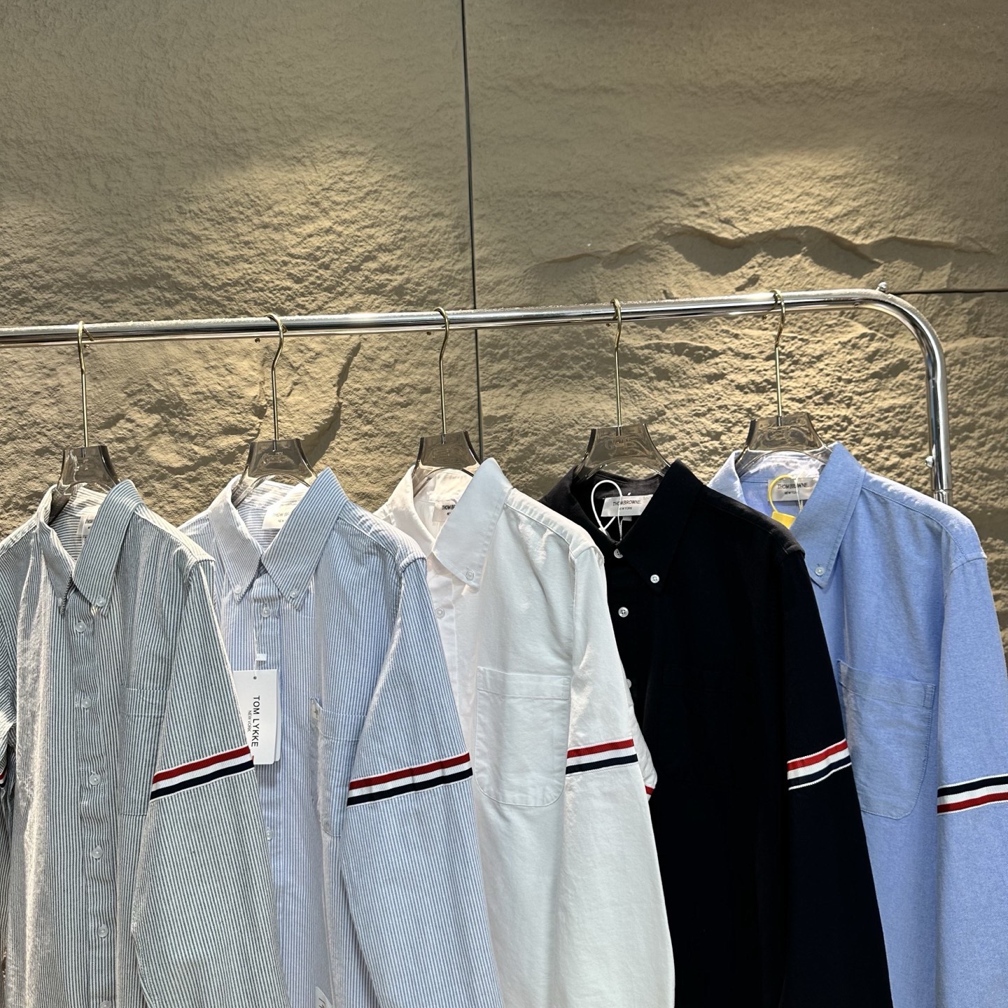 💰120
THOM BROWNE 2025春夏男女舒适时尚百搭长袖衬衫
⭐经典永不过时
一件汤姆布朗的衬衣,品味的象征。简约的设计,精致的剪裁,无论正式场合还是日常穿搭,都能轻松驾驭。经典,就是经得起时间的考验。
⭐简约而不简单
汤姆布朗的衬衣,用极简的设计诠释高级感。干净的线条、舒适的质感,让每一件衬衣都成为衣橱中的艺术品。穿上它,展现你的独特气质与优雅风范。
百搭神器,轻松驾驭各种场合
无论是商务会议还是休闲聚会,汤姆布朗的衬衣都能轻松应对。搭配西装裤,干练利落;搭配牛仔裤,随性洒脱。一件衬衣,多种风格,随心切换。
⭐品质生活
汤姆布朗的衬衣,不仅是一件衣服,更是一种生活态度。选择它,就是选择了一种精致、优雅的生活方式。
⭐低调的奢华,穿出高级感
汤姆布朗的衬衣,没有浮夸的设计,却处处透露着高级感。经典的剪裁、优质的面料,让每一件衬衣都成为你衣橱中的亮点。低调的奢华,才是真正的品味。
尺码:1-6码
颜色:白色 黑色 蓝色 灰条纹 蓝条纹