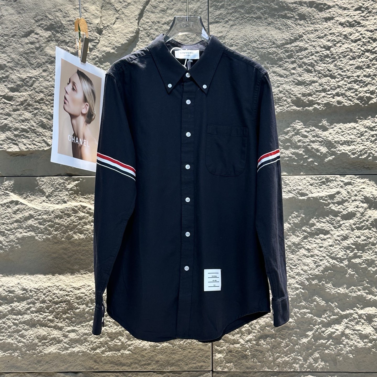 💰120
THOM BROWNE 2025春夏男女舒适时尚百搭长袖衬衫
⭐经典永不过时
一件汤姆布朗的衬衣,品味的象征。简约的设计,精致的剪裁,无论正式场合还是日常穿搭,都能轻松驾驭。经典,就是经得起时间的考验。
⭐简约而不简单
汤姆布朗的衬衣,用极简的设计诠释高级感。干净的线条、舒适的质感,让每一件衬衣都成为衣橱中的艺术品。穿上它,展现你的独特气质与优雅风范。
百搭神器,轻松驾驭各种场合
无论是商务会议还是休闲聚会,汤姆布朗的衬衣都能轻松应对。搭配西装裤,干练利落;搭配牛仔裤,随性洒脱。一件衬衣,多种风格,随心切换。
⭐品质生活
汤姆布朗的衬衣,不仅是一件衣服,更是一种生活态度。选择它,就是选择了一种精致、优雅的生活方式。
⭐低调的奢华,穿出高级感
汤姆布朗的衬衣,没有浮夸的设计,却处处透露着高级感。经典的剪裁、优质的面料,让每一件衬衣都成为你衣橱中的亮点。低调的奢华,才是真正的品味。
尺码:1-6码
颜色:白色 黑色 蓝色 灰条纹 蓝条纹