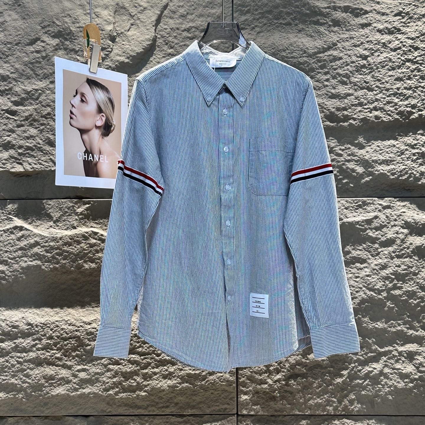 💰120
THOM BROWNE 2025春夏男女舒适时尚百搭长袖衬衫
⭐经典永不过时
一件汤姆布朗的衬衣,品味的象征。简约的设计,精致的剪裁,无论正式场合还是日常穿搭,都能轻松驾驭。经典,就是经得起时间的考验。
⭐简约而不简单
汤姆布朗的衬衣,用极简的设计诠释高级感。干净的线条、舒适的质感,让每一件衬衣都成为衣橱中的艺术品。穿上它,展现你的独特气质与优雅风范。
百搭神器,轻松驾驭各种场合
无论是商务会议还是休闲聚会,汤姆布朗的衬衣都能轻松应对。搭配西装裤,干练利落;搭配牛仔裤,随性洒脱。一件衬衣,多种风格,随心切换。
⭐品质生活
汤姆布朗的衬衣,不仅是一件衣服,更是一种生活态度。选择它,就是选择了一种精致、优雅的生活方式。
⭐低调的奢华,穿出高级感
汤姆布朗的衬衣,没有浮夸的设计,却处处透露着高级感。经典的剪裁、优质的面料,让每一件衬衣都成为你衣橱中的亮点。低调的奢华,才是真正的品味。
尺码:1-6码
颜色:白色 黑色 蓝色 灰条纹 蓝条纹