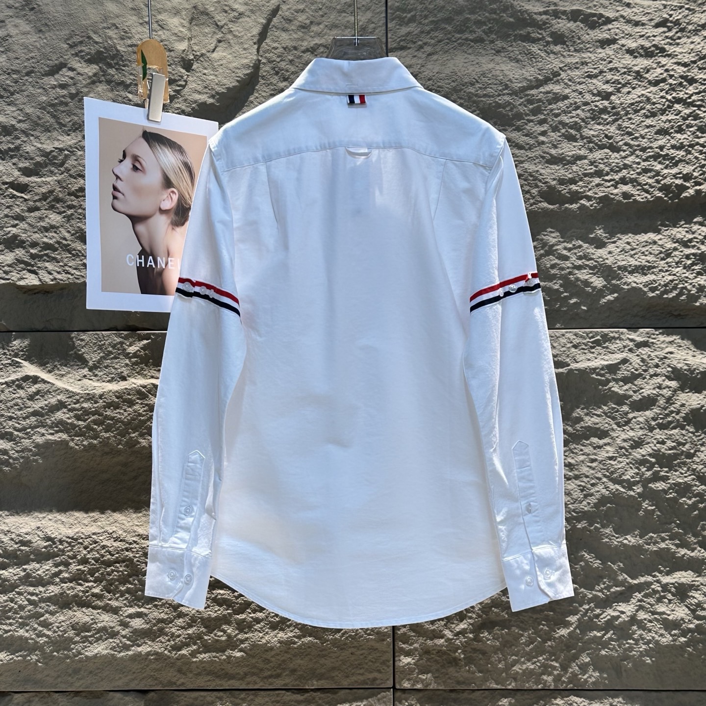 💰120
THOM BROWNE 2025春夏男女舒适时尚百搭长袖衬衫
⭐经典永不过时
一件汤姆布朗的衬衣,品味的象征。简约的设计,精致的剪裁,无论正式场合还是日常穿搭,都能轻松驾驭。经典,就是经得起时间的考验。
⭐简约而不简单
汤姆布朗的衬衣,用极简的设计诠释高级感。干净的线条、舒适的质感,让每一件衬衣都成为衣橱中的艺术品。穿上它,展现你的独特气质与优雅风范。
百搭神器,轻松驾驭各种场合
无论是商务会议还是休闲聚会,汤姆布朗的衬衣都能轻松应对。搭配西装裤,干练利落;搭配牛仔裤,随性洒脱。一件衬衣,多种风格,随心切换。
⭐品质生活
汤姆布朗的衬衣,不仅是一件衣服,更是一种生活态度。选择它,就是选择了一种精致、优雅的生活方式。
⭐低调的奢华,穿出高级感
汤姆布朗的衬衣,没有浮夸的设计,却处处透露着高级感。经典的剪裁、优质的面料,让每一件衬衣都成为你衣橱中的亮点。低调的奢华,才是真正的品味。
尺码:1-6码
颜色:白色 黑色 蓝色 灰条纹 蓝条纹
