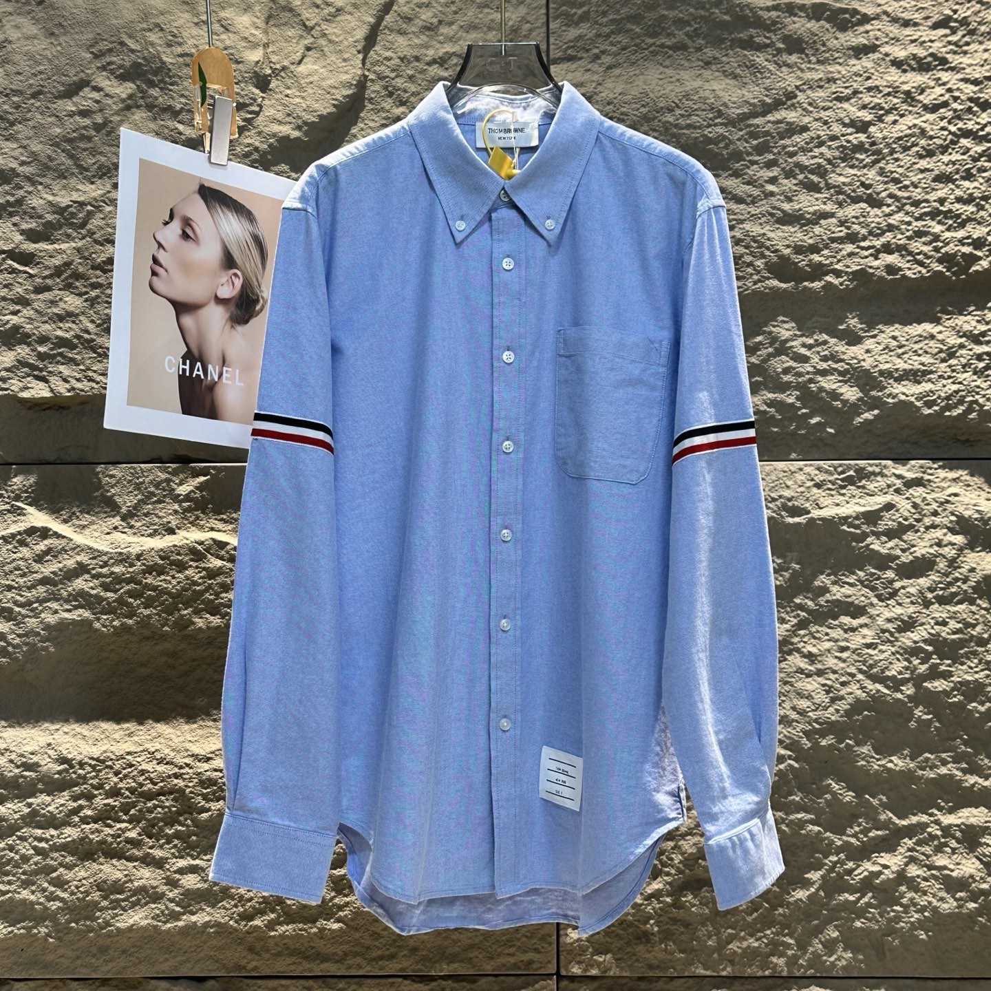💰120
THOM BROWNE 2025春夏男女舒适时尚百搭长袖衬衫
⭐经典永不过时
一件汤姆布朗的衬衣,品味的象征。简约的设计,精致的剪裁,无论正式场合还是日常穿搭,都能轻松驾驭。经典,就是经得起时间的考验。
⭐简约而不简单
汤姆布朗的衬衣,用极简的设计诠释高级感。干净的线条、舒适的质感,让每一件衬衣都成为衣橱中的艺术品。穿上它,展现你的独特气质与优雅风范。
百搭神器,轻松驾驭各种场合
无论是商务会议还是休闲聚会,汤姆布朗的衬衣都能轻松应对。搭配西装裤,干练利落;搭配牛仔裤,随性洒脱。一件衬衣,多种风格,随心切换。
⭐品质生活
汤姆布朗的衬衣,不仅是一件衣服,更是一种生活态度。选择它,就是选择了一种精致、优雅的生活方式。
⭐低调的奢华,穿出高级感
汤姆布朗的衬衣,没有浮夸的设计,却处处透露着高级感。经典的剪裁、优质的面料,让每一件衬衣都成为你衣橱中的亮点。低调的奢华,才是真正的品味。
尺码:1-6码
颜色:白色 黑色 蓝色 灰条纹 蓝条纹