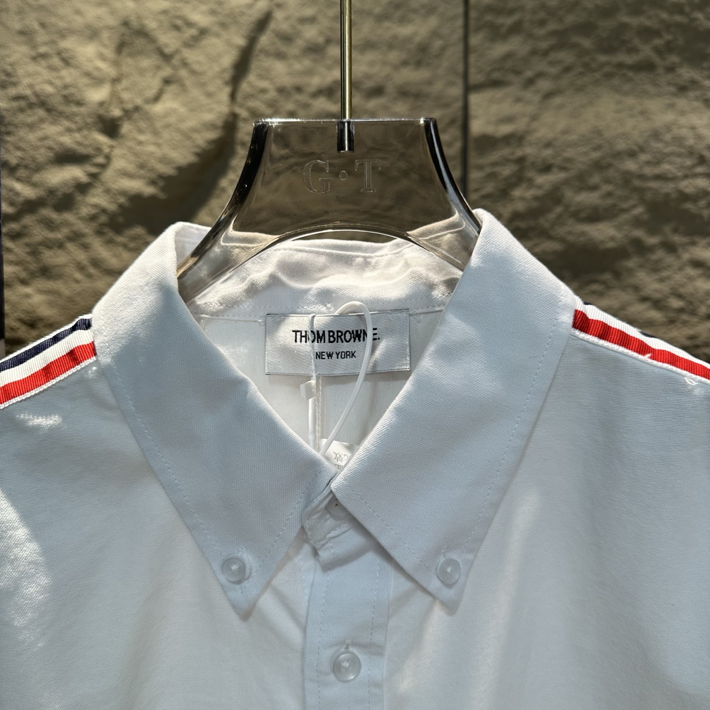 💰 115 
【市场最高版本】三标齐全

THOM BROWNE 2024秋冬男士舒适时尚百搭长袖衬衫

顶级版本经典TB手臂织带衬衫 衣服选用百分之百进口全棉高密度牛津纺面料，亲肤透气，棉可以分为不同形式的全棉织法，这款面料的组织纹路，手感和表面质感绝对可以随意对比代购货！ 扣子均为纯天然深海贝母扣，非普通塑料或者树脂扣冒充 不管是版型还是做工都极为考究！ 
尺码：1-5码（m-3XL）
颜色：白色 
 