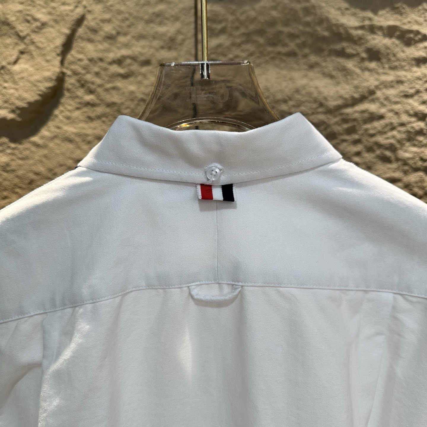 💰 115 
【市场最高版本】三标齐全

THOM BROWNE 2024秋冬男士舒适时尚百搭长袖衬衫

顶级版本经典TB手臂织带衬衫 衣服选用百分之百进口全棉高密度牛津纺面料，亲肤透气，棉可以分为不同形式的全棉织法，这款面料的组织纹路，手感和表面质感绝对可以随意对比代购货！ 扣子均为纯天然深海贝母扣，非普通塑料或者树脂扣冒充 不管是版型还是做工都极为考究！ 
尺码：1-5码（m-3XL）
颜色：白色 
 