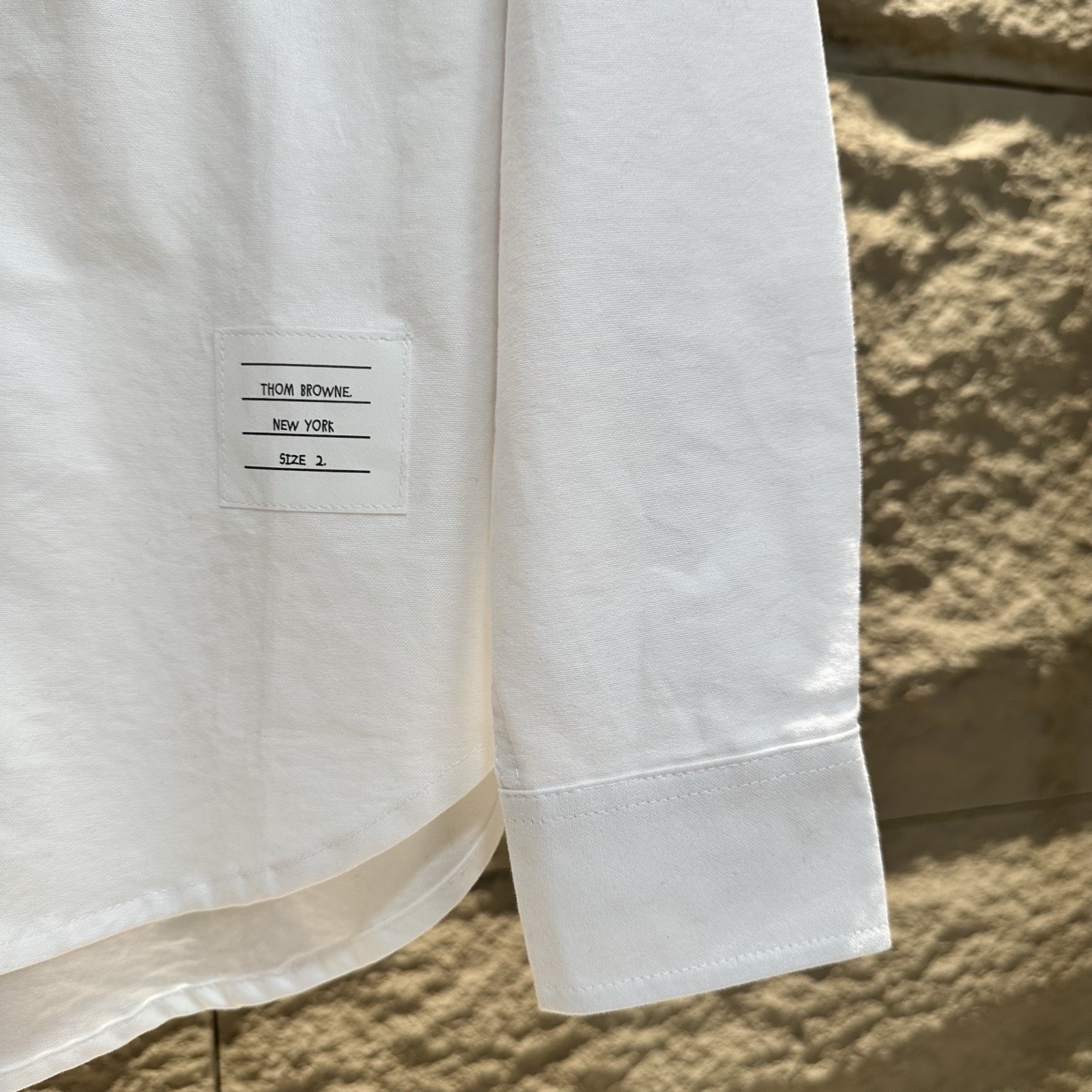 💰 115 
【市场最高版本】三标齐全

THOM BROWNE 2024秋冬男士舒适时尚百搭长袖衬衫

顶级版本经典TB手臂织带衬衫 衣服选用百分之百进口全棉高密度牛津纺面料，亲肤透气，棉可以分为不同形式的全棉织法，这款面料的组织纹路，手感和表面质感绝对可以随意对比代购货！ 扣子均为纯天然深海贝母扣，非普通塑料或者树脂扣冒充 不管是版型还是做工都极为考究！ 
尺码：1-5码（m-3XL）
颜色：白色 
 