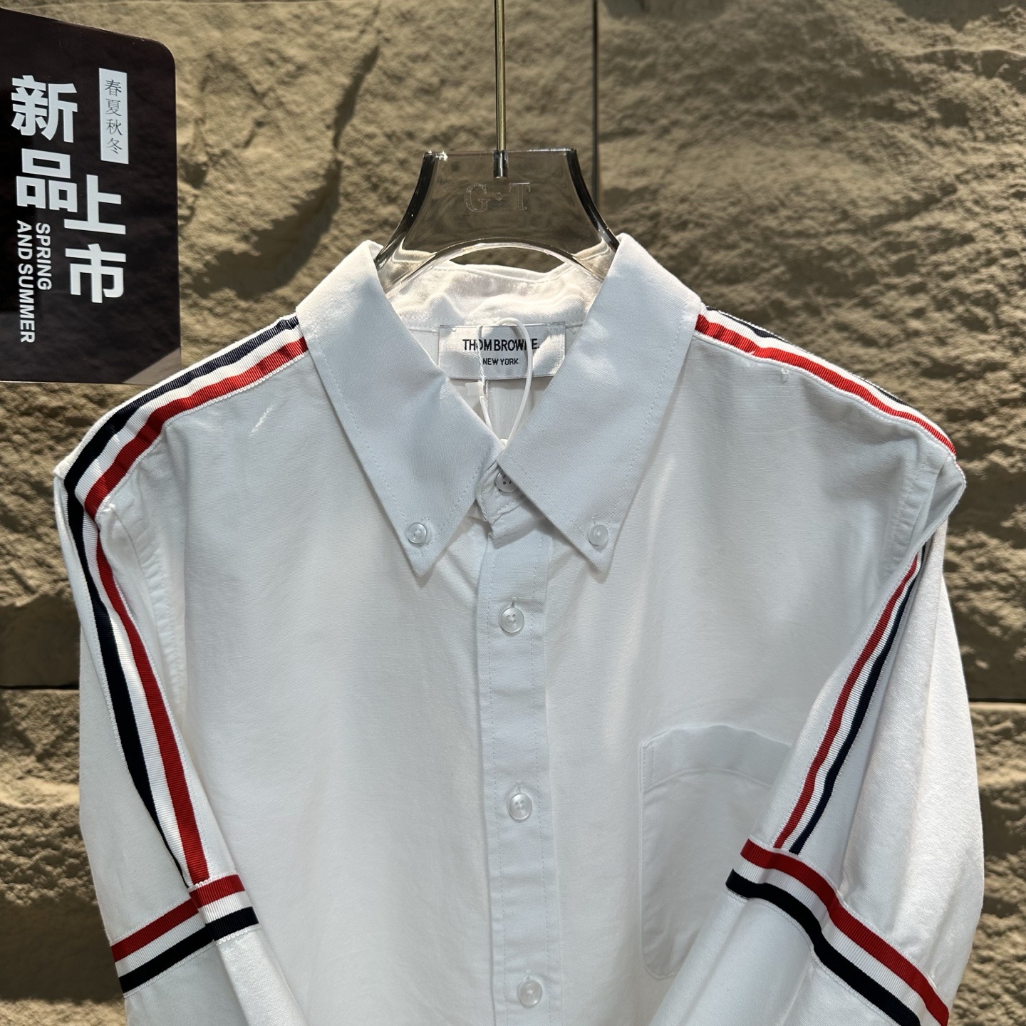 💰 115 
【市场最高版本】三标齐全

THOM BROWNE 2024秋冬男士舒适时尚百搭长袖衬衫

顶级版本经典TB手臂织带衬衫 衣服选用百分之百进口全棉高密度牛津纺面料，亲肤透气，棉可以分为不同形式的全棉织法，这款面料的组织纹路，手感和表面质感绝对可以随意对比代购货！ 扣子均为纯天然深海贝母扣，非普通塑料或者树脂扣冒充 不管是版型还是做工都极为考究！ 
尺码：1-5码（m-3XL）
颜色：白色 
 