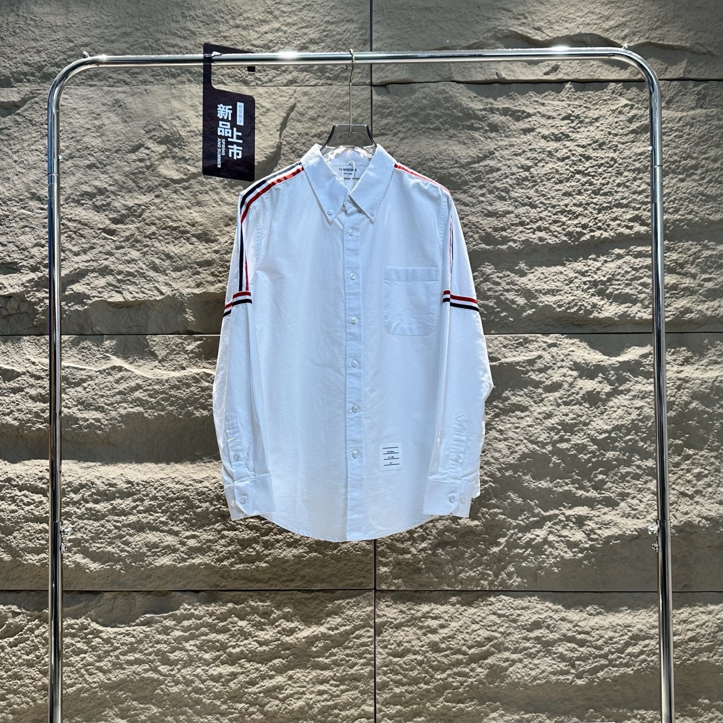 💰 115 
【市场最高版本】三标齐全

THOM BROWNE 2024秋冬男士舒适时尚百搭长袖衬衫

顶级版本经典TB手臂织带衬衫 衣服选用百分之百进口全棉高密度牛津纺面料，亲肤透气，棉可以分为不同形式的全棉织法，这款面料的组织纹路，手感和表面质感绝对可以随意对比代购货！ 扣子均为纯天然深海贝母扣，非普通塑料或者树脂扣冒充 不管是版型还是做工都极为考究！ 
尺码：1-5码（m-3XL）
颜色：白色 
 