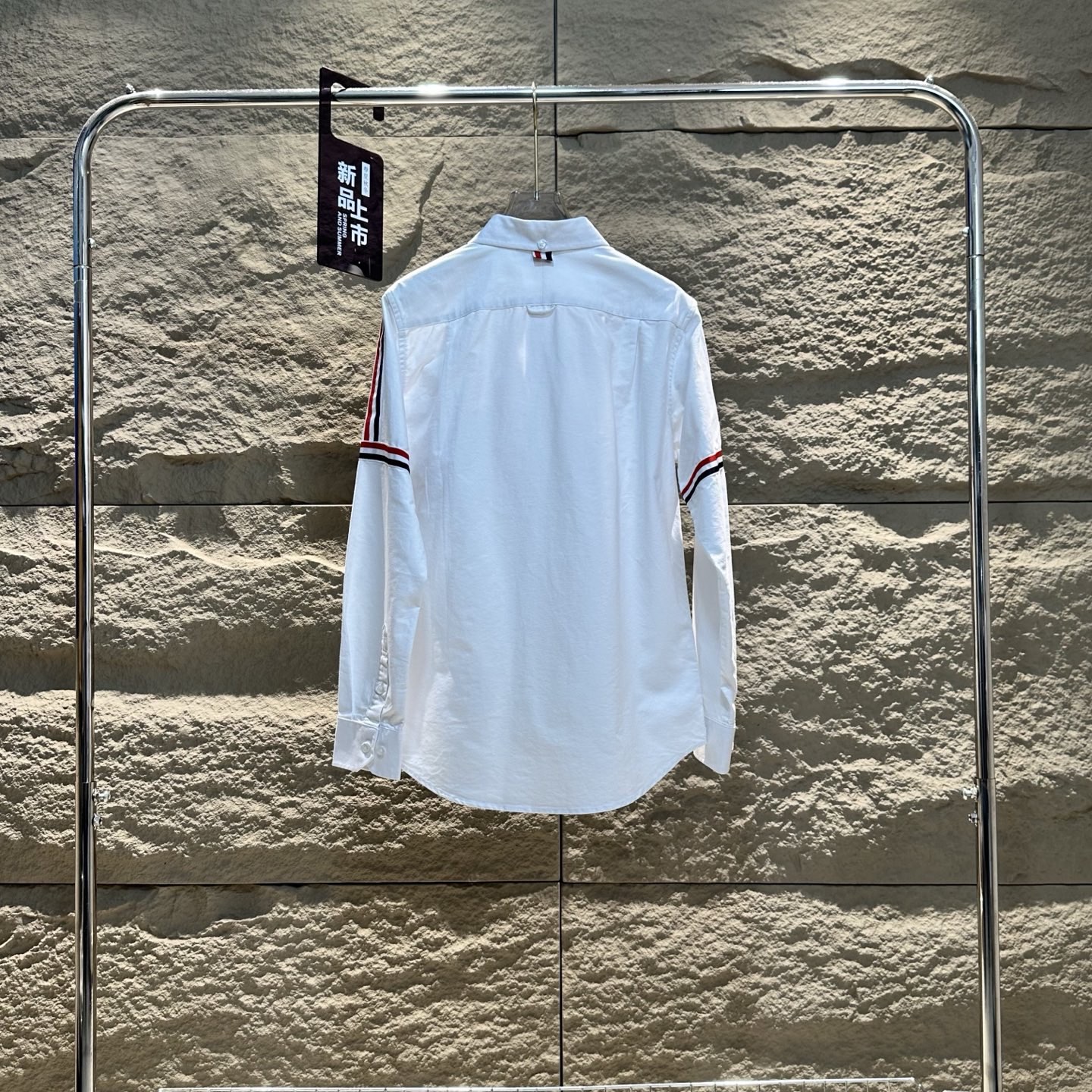💰 115 
【市场最高版本】三标齐全

THOM BROWNE 2024秋冬男士舒适时尚百搭长袖衬衫

顶级版本经典TB手臂织带衬衫 衣服选用百分之百进口全棉高密度牛津纺面料，亲肤透气，棉可以分为不同形式的全棉织法，这款面料的组织纹路，手感和表面质感绝对可以随意对比代购货！ 扣子均为纯天然深海贝母扣，非普通塑料或者树脂扣冒充 不管是版型还是做工都极为考究！ 
尺码：1-5码（m-3XL）
颜色：白色 
 