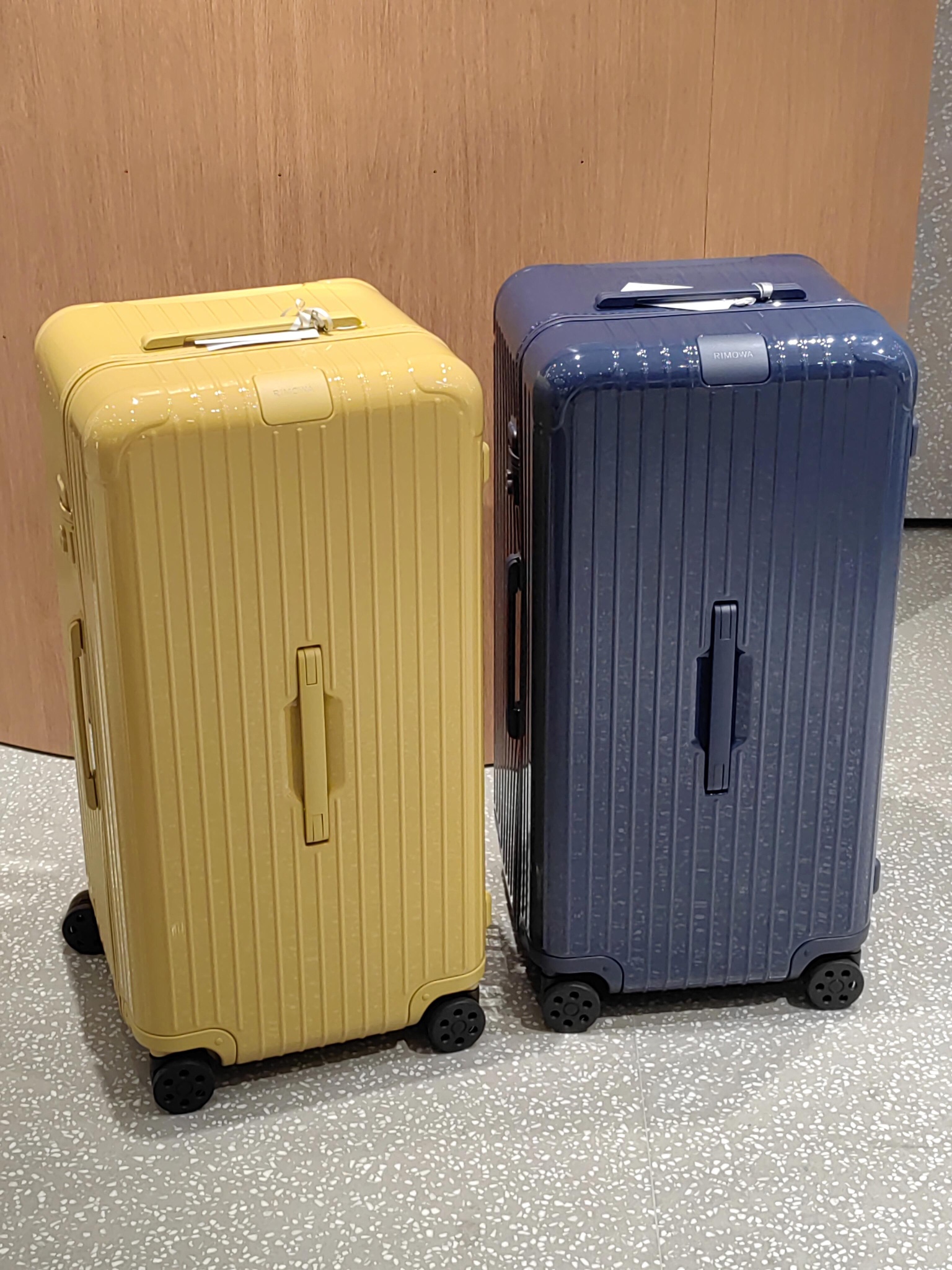 NO:552484,RIMOWA has released a new color, a new color for autumn and winter only. Warm turmeric, inspired by the interior architecture of Copenhagen, the color is brighter. Deep sea blue, inspired by the Nordic ocean spirit, is a color suitable for both men and women. It is a neutral and durable color~19860909RIMOWA 又出新颜色了 秋冬限新色 暖姜黄,灵感来源于哥本哈根的室内建筑,颜色比较明亮 深海蓝,灵感来源于北欧海洋精神,男女都适合的颜色,比较中性耐看的颜色～,,luggage
