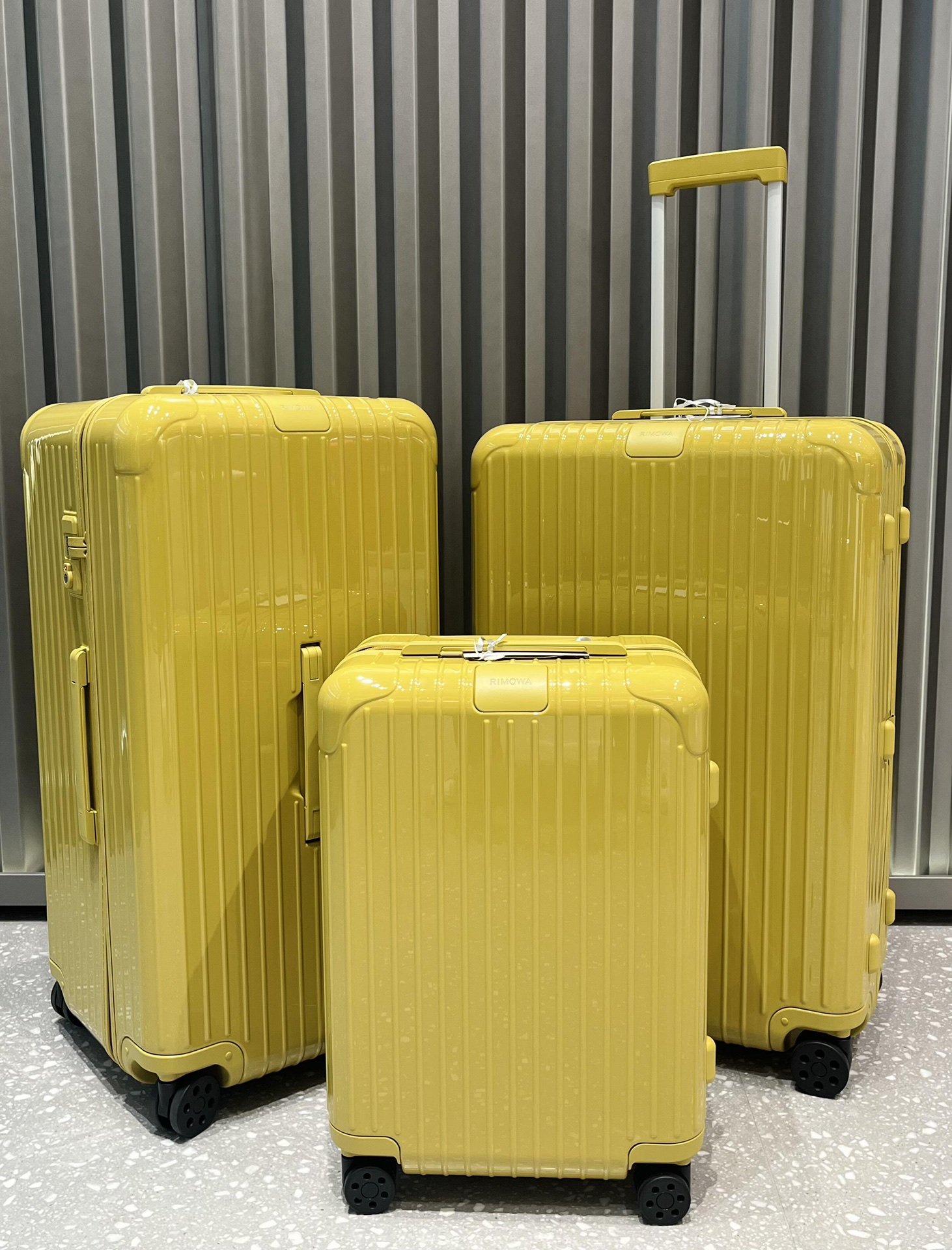 NO:552482,RIMOWA | New limited color warm turmeric, a warm winter yellow, low-key and personalized, like ginger tea in winter, deeply rooted in people's hearts, super beautiful!  ,19860909RIMOWA | 全新限定色 暖姜黄 温暖冬日的 黄色系 低调 又有个性 像冬日的姜茶 深入人心 超好看！,,luggage