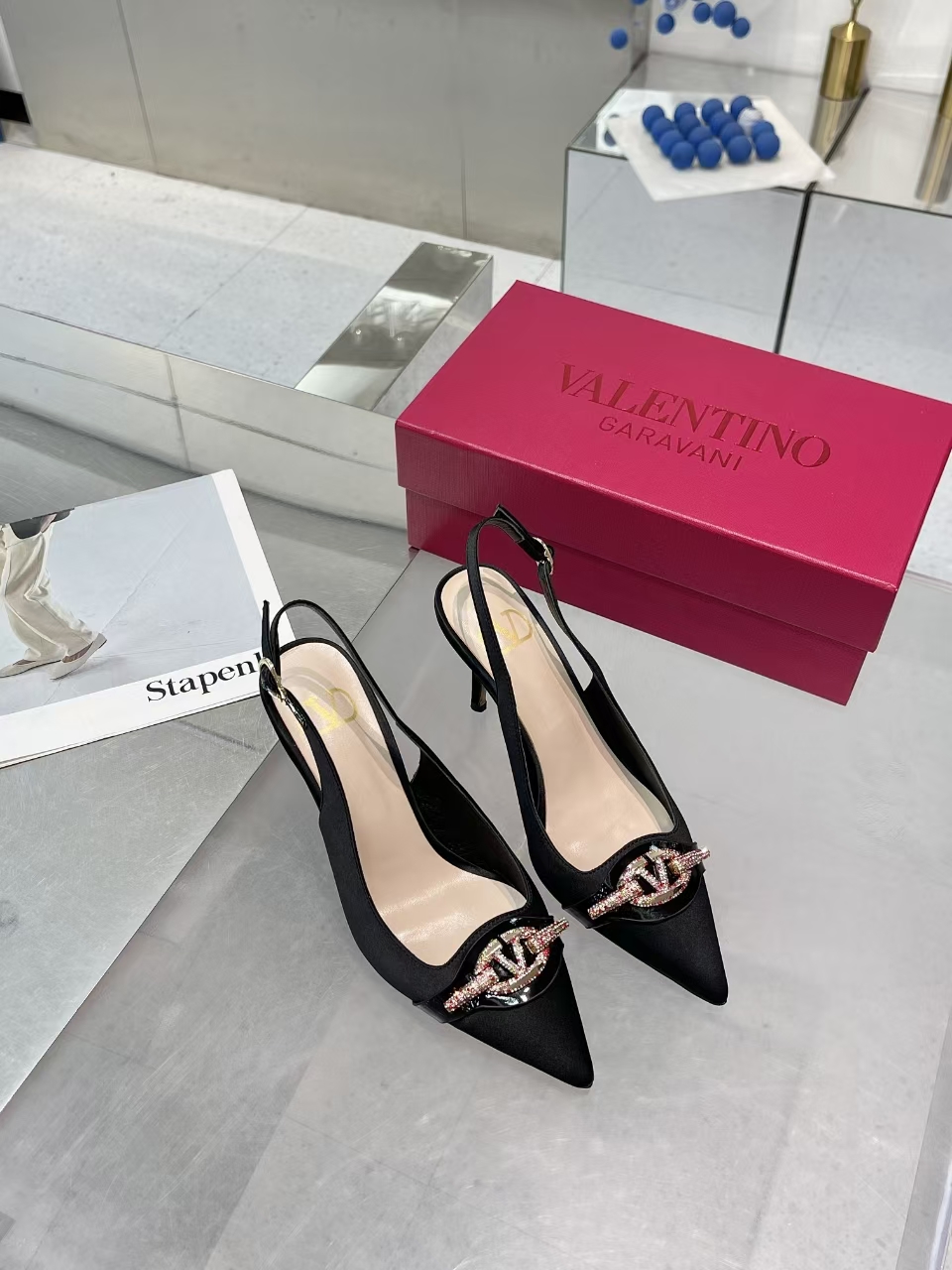 NO:240886,VT spring and summer new model, original development 11 is simply too beautiful!  !  !  Creating a cute and cute V-buckle that is sexy and has a girl is never out of date. V-buckle plus diamond version, you deserve to have imported cowhide fabric imported sheepskin lining, outsole Italian leather sole size 35-40 (34, 41, 42 custom made without return) Heel height 8cm—4.5cm—flat sole: rubber sole, leather sole, high heels, cowhide, sheepskin19860909VT春夏新款,原版开发11简直不要太好看了！！！打造小性感的同时又带有少女的小可爱经典的V扣永不过时,V扣加上钻yuan版,你值得拥有 面料进口牛皮 内里进口羊皮里 大底意大利真皮底 码数35-40（34、41、42定做不退换） 跟高8cm—4.5cm—平底 :橡胶底 皮底,高跟鞋凉鞋,sandals,high heels,cowhide,sheepskin,Women's Shoes