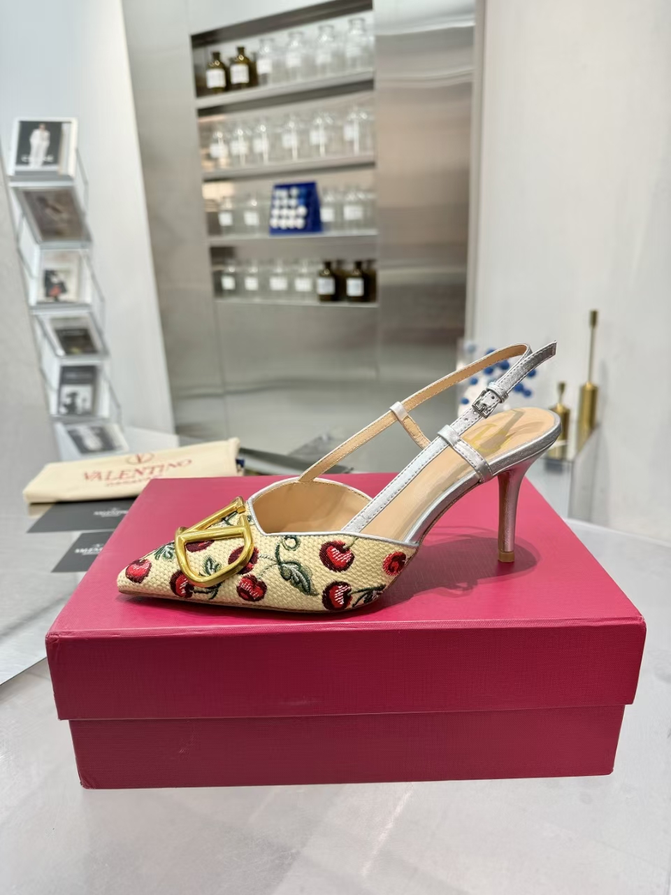 NO:240902,Warren 25ss new high-heeled sandals, small cherry embroidered V-buckle, abandons the usual rivet elements, simplifies the complexity, and is more refined and durable. It shows elegant temperament. Special material of upper, inner sheepskin, outsole, Italian leather outsole, heel height 8cm, 4.5cm, size 35-40 (34.41.42 customized):, high heels sandals, valentino, sandals, high heels, sheepskin, Leather soles19860909华伦25ss新品高跟凉鞋,小樱桃刺绣V扣又一完美的设计,抛弃了一贯铆钉元素、化繁为简、更加精致耐看上脚尽显优雅气质♀♀♀♀♀ 鞋面特殊材料 内里羊皮 大底意大利真皮大底 跟高8cm,4.5㎝ 码数35-40（34.41.42定做） :,高跟鞋凉鞋,valentino,sandals,high heels,sheepskin,Leather soles,Women's Shoes