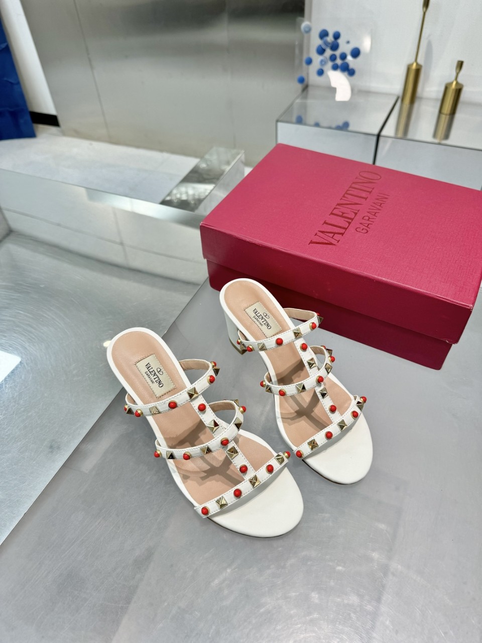 NO:240905,Valentino's new model and new product [Classic] Small rivet hardware accessories set off a full sense of high-end, and the new season lives up to expectations!  Worth buying ★Absolutely high-end original 1I production, classic unique and elegant style, creating a different feeling and simple style!  Size 35-40 (customized by 34-41.42) Fabric sequins   sheep imported sheepskin with heel height 6.5 cm Outsole: original imported genuine leather sole: leather sole Rubber sole, slippers, valentino, slippers, sheepskin19860909华伦天奴新款新品【经典】小铆钉五金配件工艺衬托出满满的高级感,新一季不负期待！ 值得入手★绝对的上档次原版1I制作, 经典独特优雅风格 创造不一样的感觉简约气质款式！ 码数35-40（34-41.42定做） 面料亮片 羊 内里进口羊皮 跟高6.5公分 大底:原版进口真皮底 :皮底 橡胶底,拖鞋,valentino,slippers,sheepskin,Women's Shoes