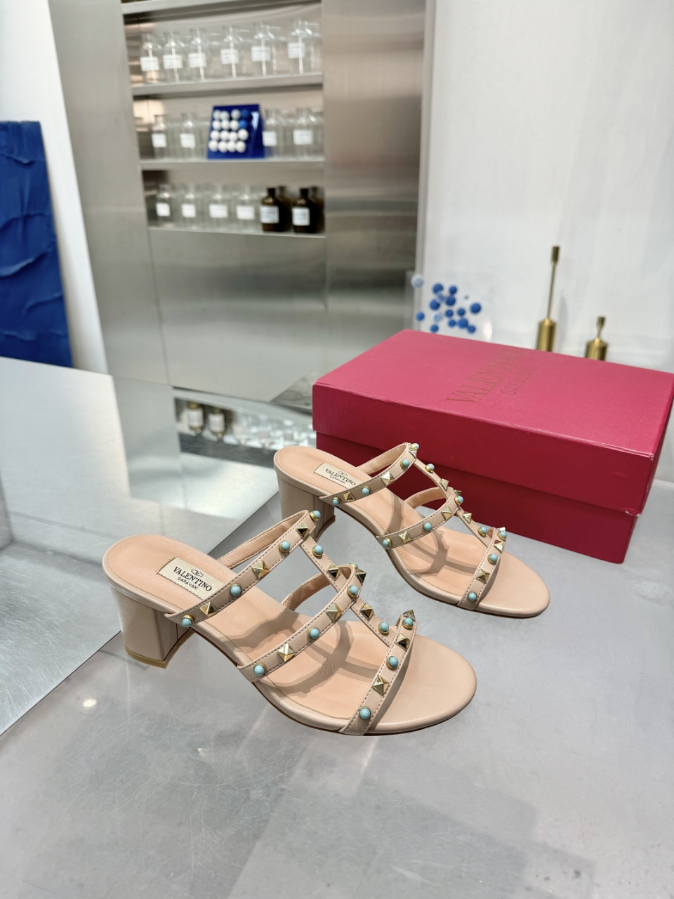 NO:240911,Valentino's new model and new product [Classic] Small rivet hardware accessories set off a full sense of high-end, and the new season lives up to expectations!  Worth buying ★Absolutely high-end original 1I production, classic unique and elegant style, creating a different feeling and simple style!  Size 35-40 (customized by 34-41.42) Fabric sequins   sheep imported sheepskin with heel height 6.5 cm Outsole: original imported genuine leather sole: leather sole Rubber sole, slippers, valentino, slippers, sheepskin19860909华伦天奴新款新品【经典】小铆钉五金配件工艺衬托出满满的高级感,新一季不负期待！ 值得入手★绝对的上档次原版1I制作, 经典独特优雅风格 创造不一样的感觉简约气质款式！ 码数35-40（34-41.42定做） 面料亮片 羊 内里进口羊皮 跟高6.5公分 大底:原版进口真皮底 :皮底 橡胶底,拖鞋,valentino,slippers,sheepskin,Women's Shoes